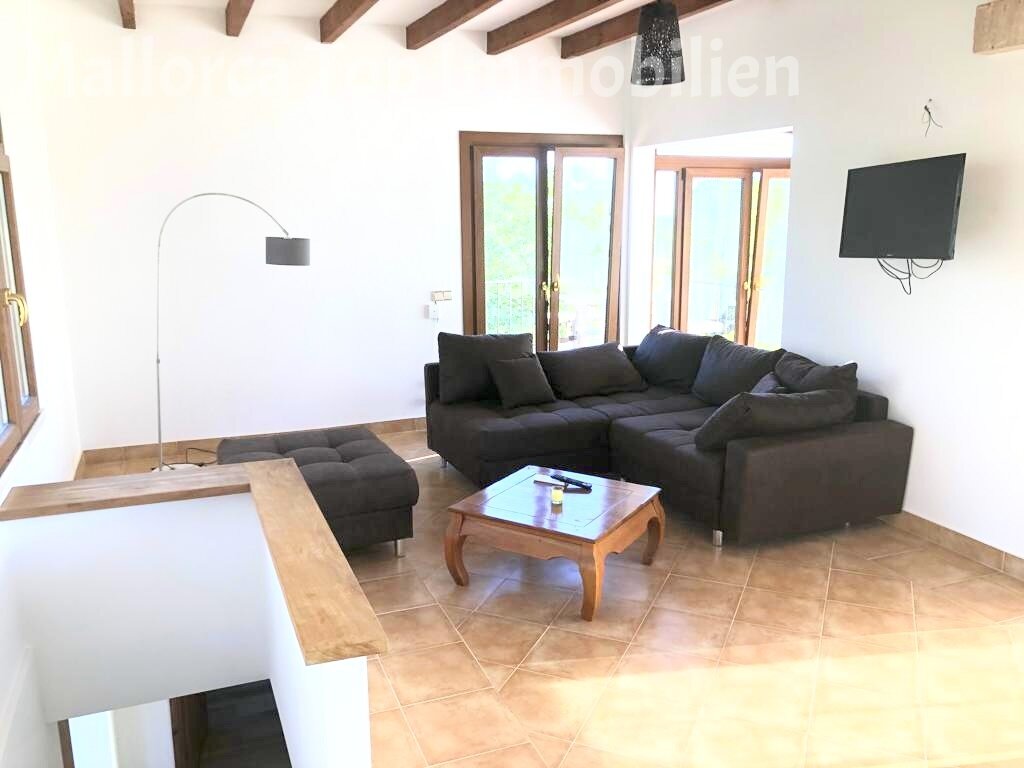 Lichtdurchflutetes Wohnzimmer mit Balkendecke und direktem Terrassenzugang zu beiden Seiten Lichtdurchflutetes Wohnzimmer mit Balkendecke und direktem Terrassenzugang zu beiden Seiten