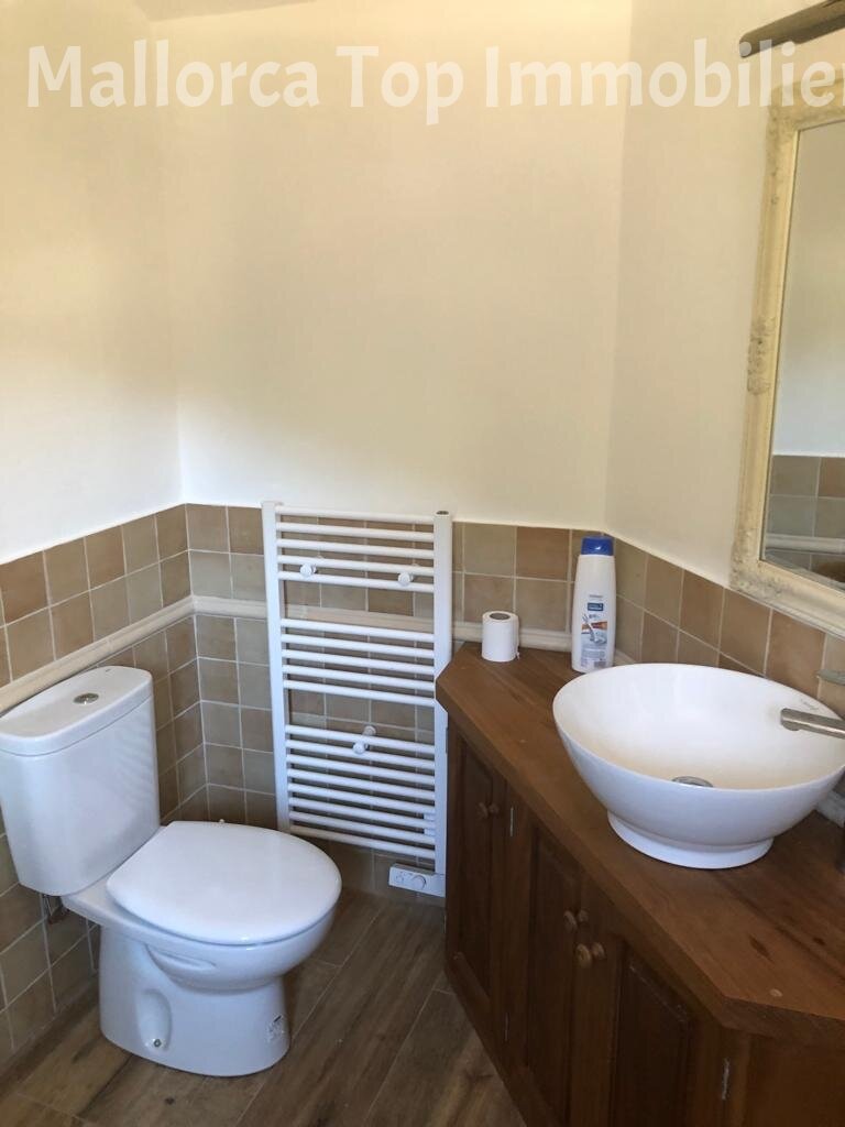 Funktionales Badezimmer mit Handtuchwärmer und praktischer Ausstattung Funktionales Badezimmer mit Handtuchwärmer und praktischer Ausstattung