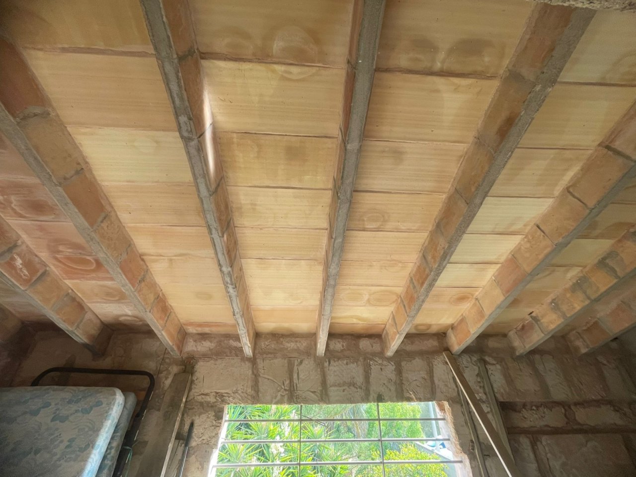 Rustikale Deckenbalken mit massiver Holzkonstruktion und authentischem Charakter