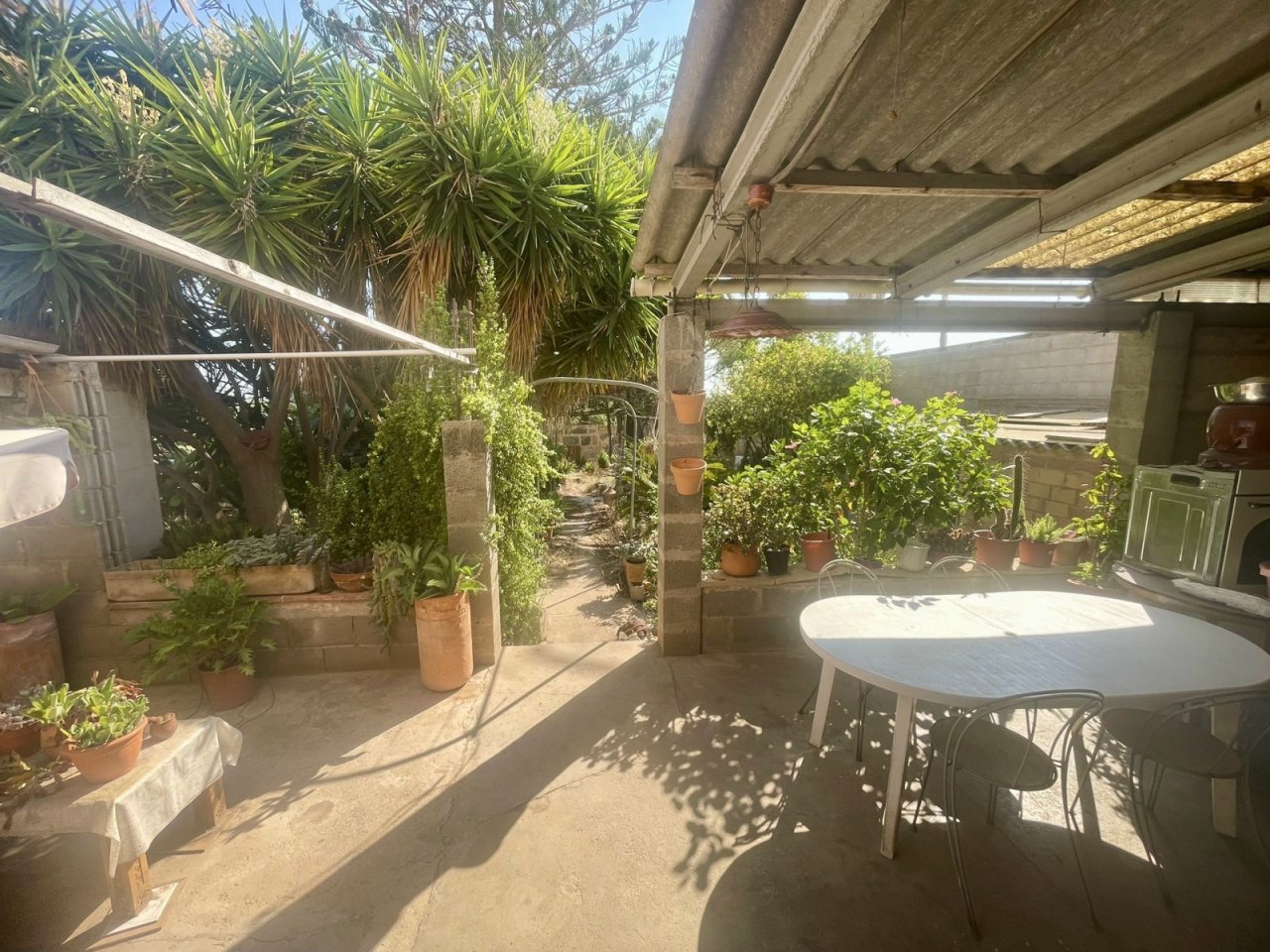 Überdachte Terrasse mit intelligenter Beschattung und Stromanschlüssen