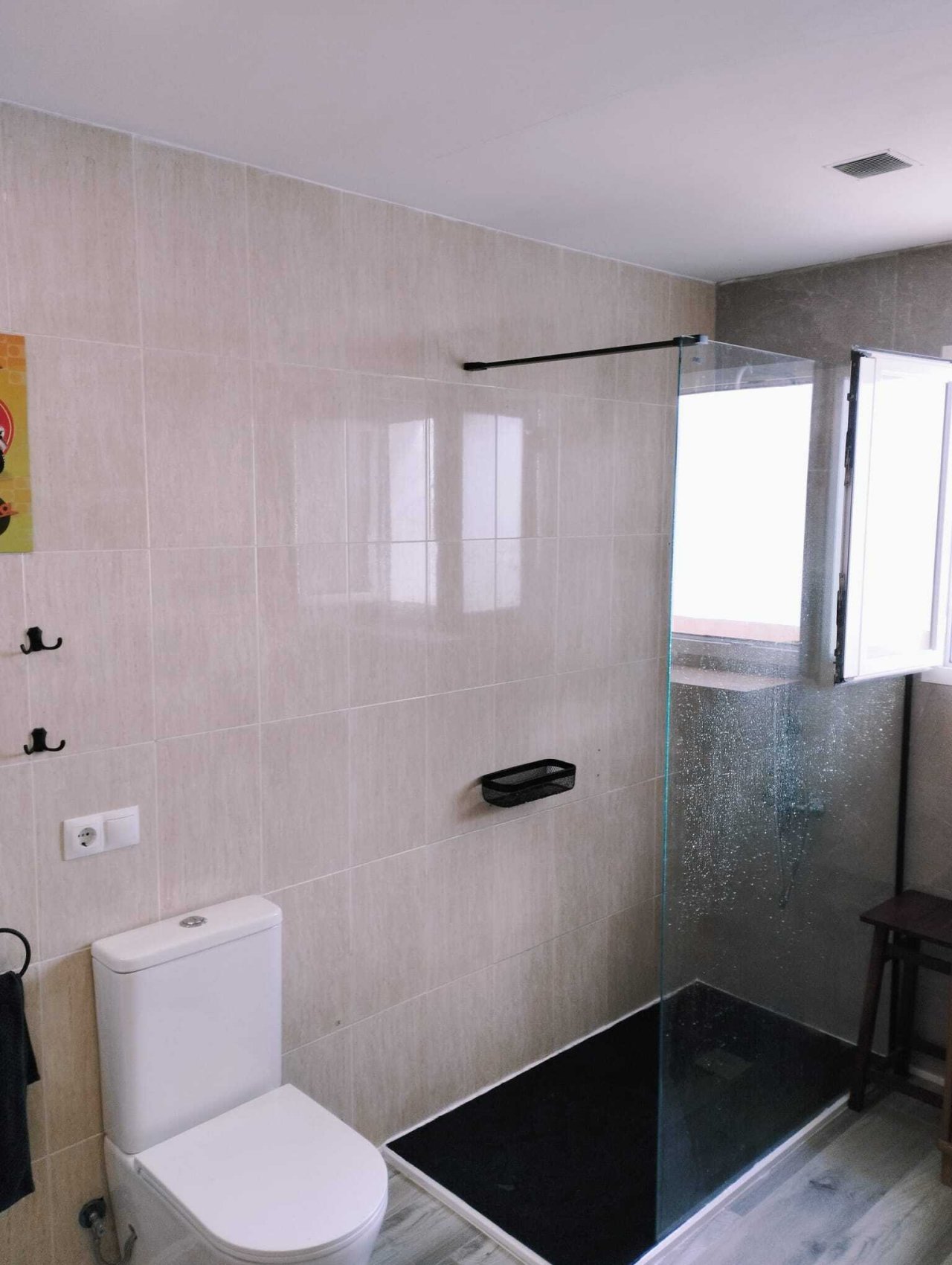Modernes Badezimmer mit begehbarer Dusche und praktischer Nischenausstattung