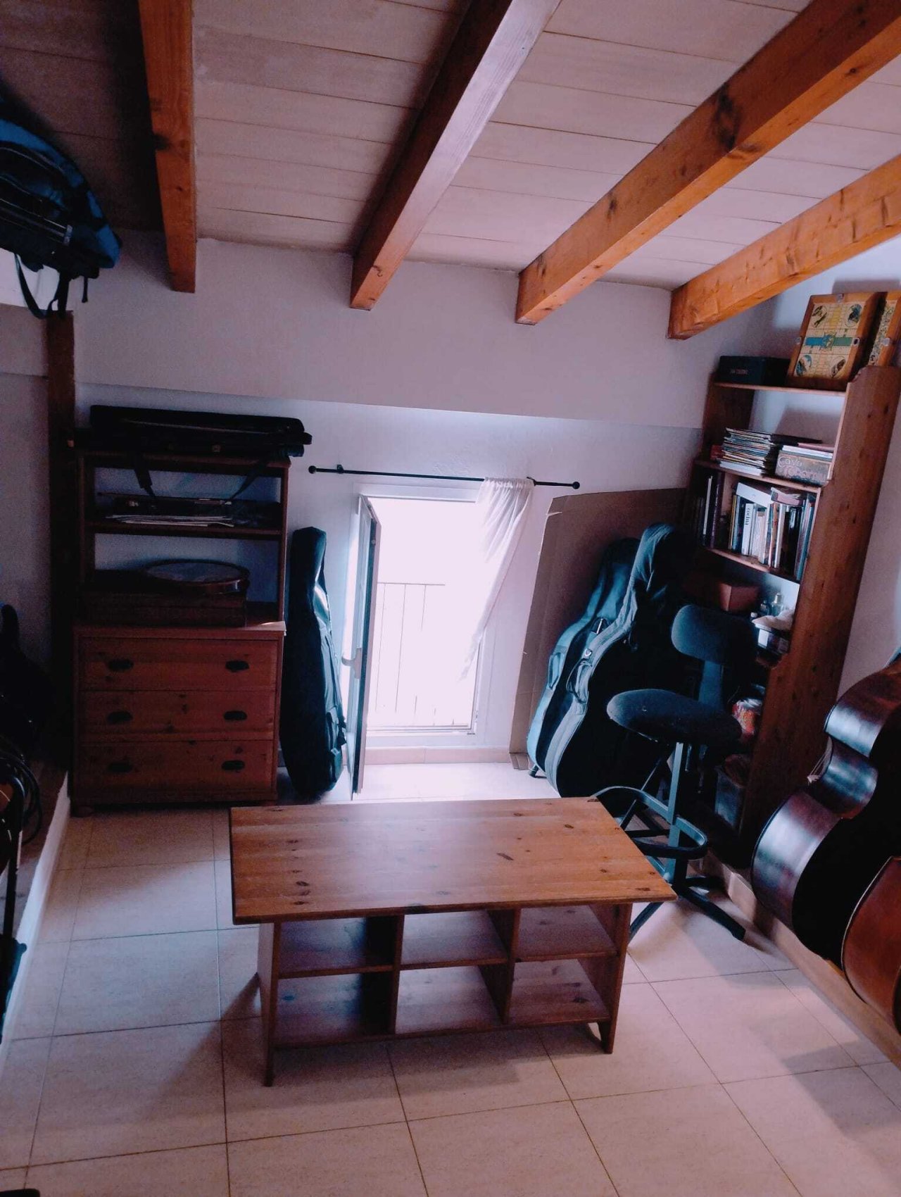 Dachgeschoss-Zimmer mit charaktervollen Holzbalken und optimaler Raumnutzung