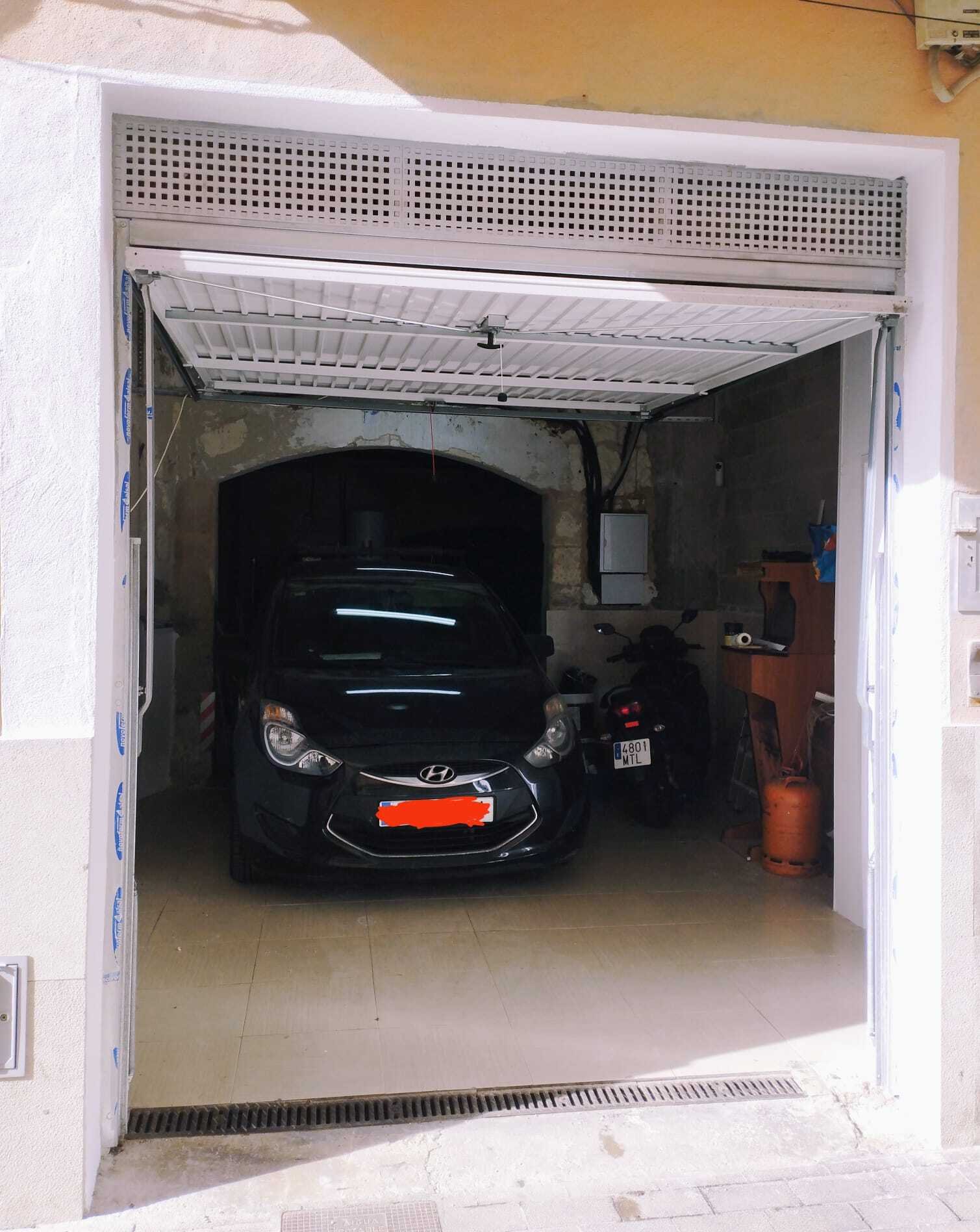 Praktische Garage mit automatisiertem Rolltor und versorgter Stellfläche