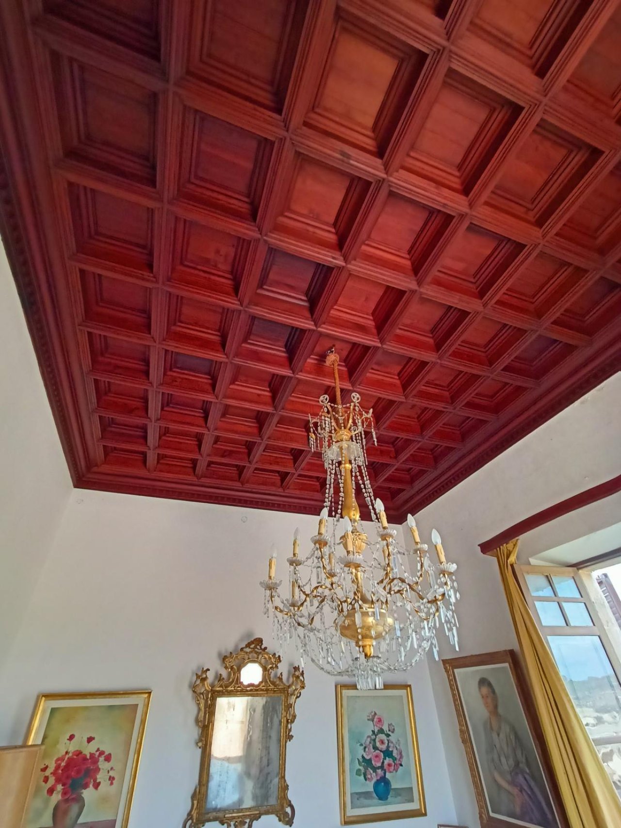 Kassettierte Deckenarchitektur in Bordeaux-Rot – Meisterwerk der klassischen Handwerkskunst Kassettierte Deckenarchitektur in Bordeaux-Rot – Meisterwerk der klassischen Handwerkskunst