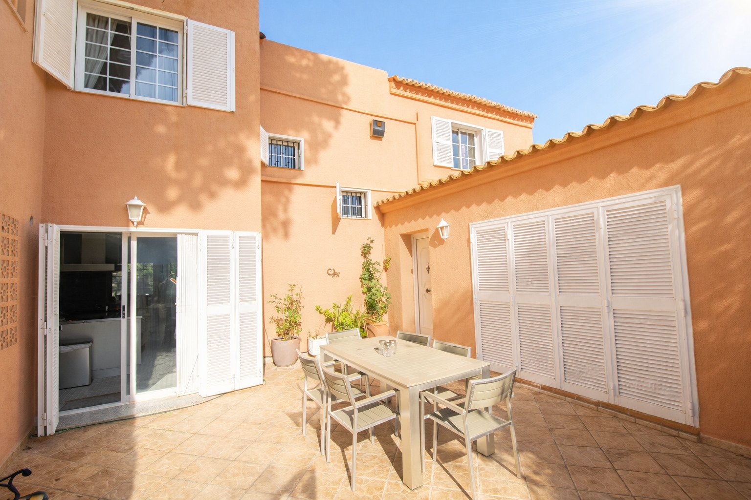 Terrassenfläche mit direktem Zugang zur Küche und überdachtem Außenbereich Terrassenfläche mit direktem Zugang zur Küche und überdachtem Außenbereich