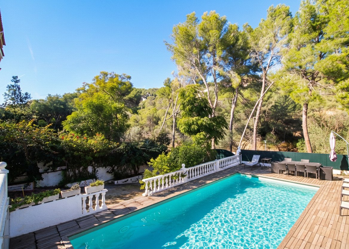 Poolanlage mit großzügiger Terrasse und naturbelassenem Waldgrundstück Poolanlage mit großzügiger Terrasse und naturbelassenem Waldgrundstück
