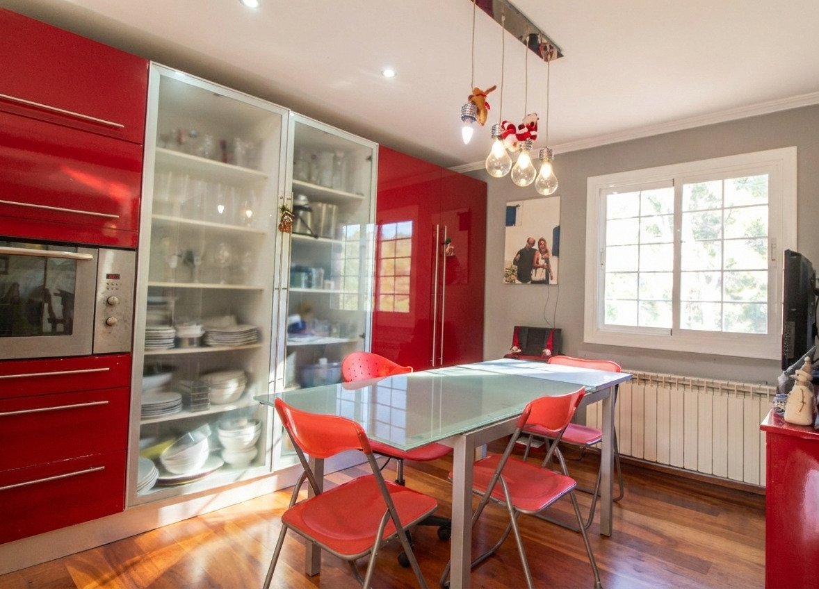 Moderne Küche mit hochwertiger Ausstattung, Speisekammer und funktionalem Essbereich Moderne Küche mit hochwertiger Ausstattung, Speisekammer und funktionalem Essbereich