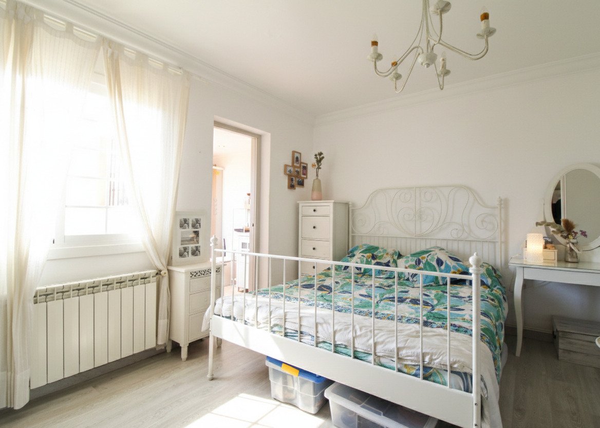 Helles Schlafzimmer mit Fensterfront und moderner Heizanlage Helles Schlafzimmer mit Fensterfront und moderner Heizanlage