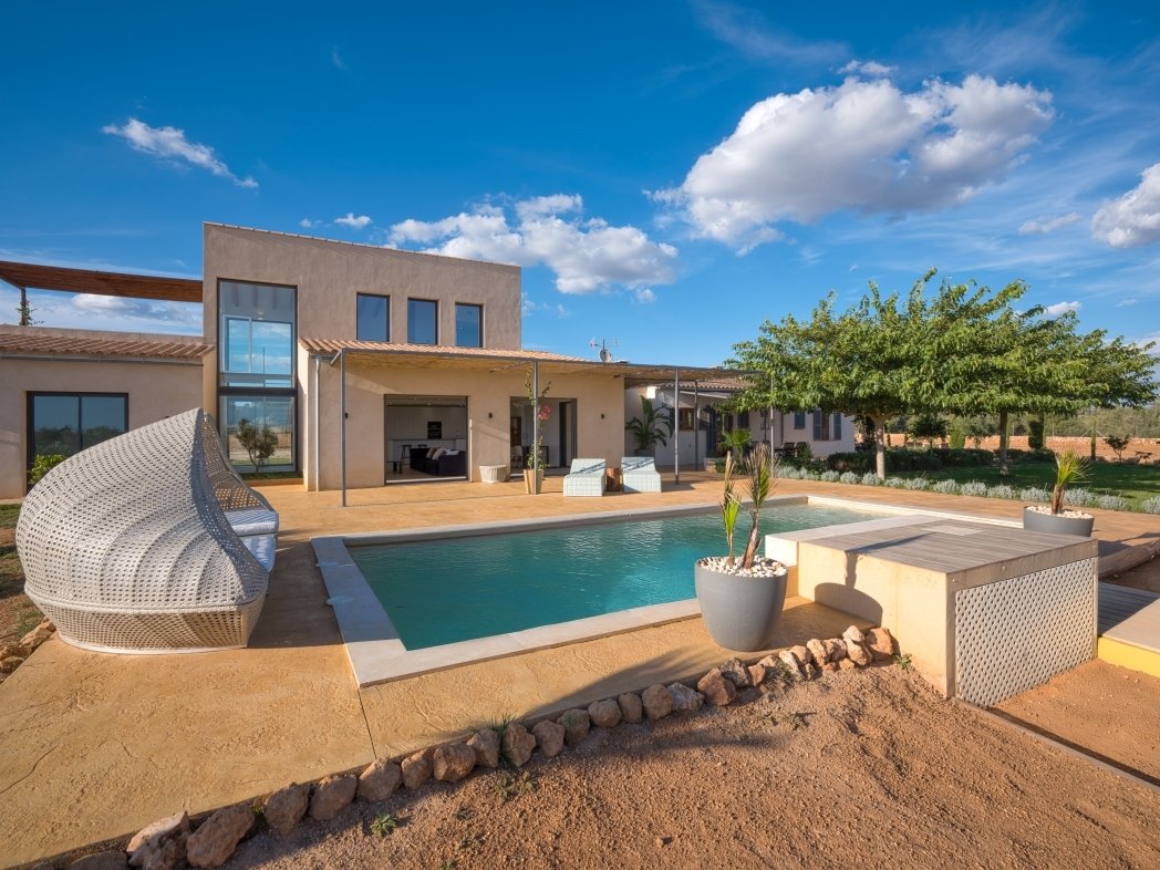Poollandschaft mit eleganter Lounge-Zone und durchdachter Außenraumgestaltung