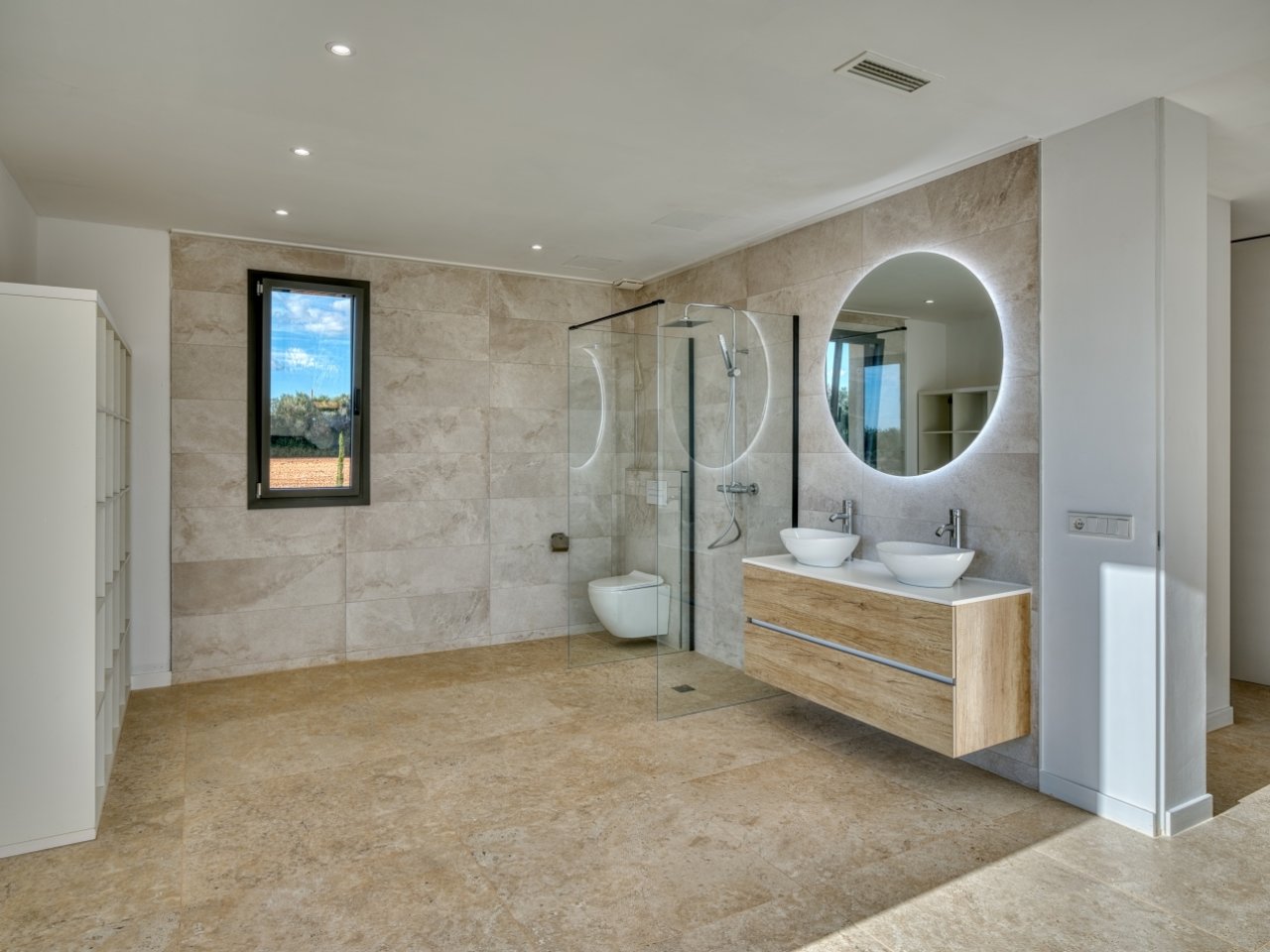Modernes Spa-Badezimmer mit LED-Spiegelsystem, bodengleicher Dusche und Panoramafenster
