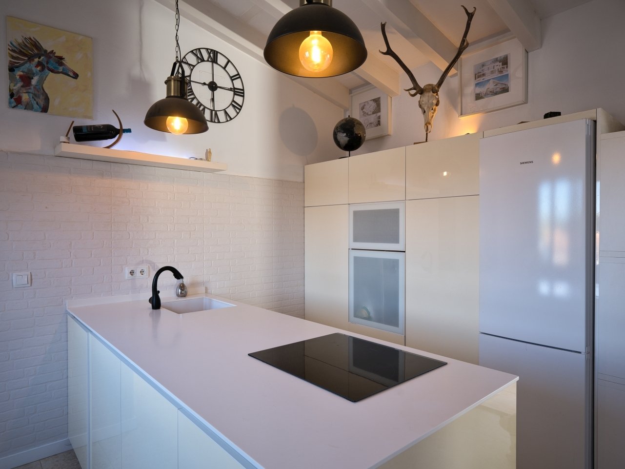 Moderne Küche mit Kochinsel, Einbaubackofen und raumhohen Oberschränken