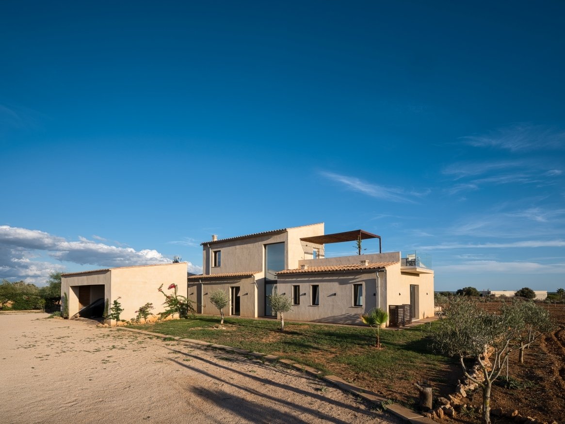 Moderne Architektur mit intelligenter Raumaufteilung und harmonischer Gebäudeintegration in die Landschaft