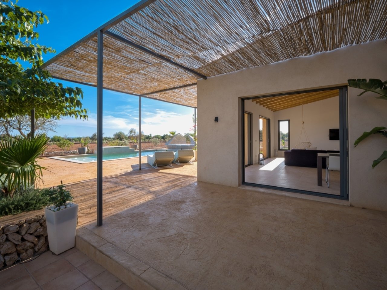Terrassenbereich mit Pergola-Beschattung und nahtlosem Übergang zum Wohnbereich