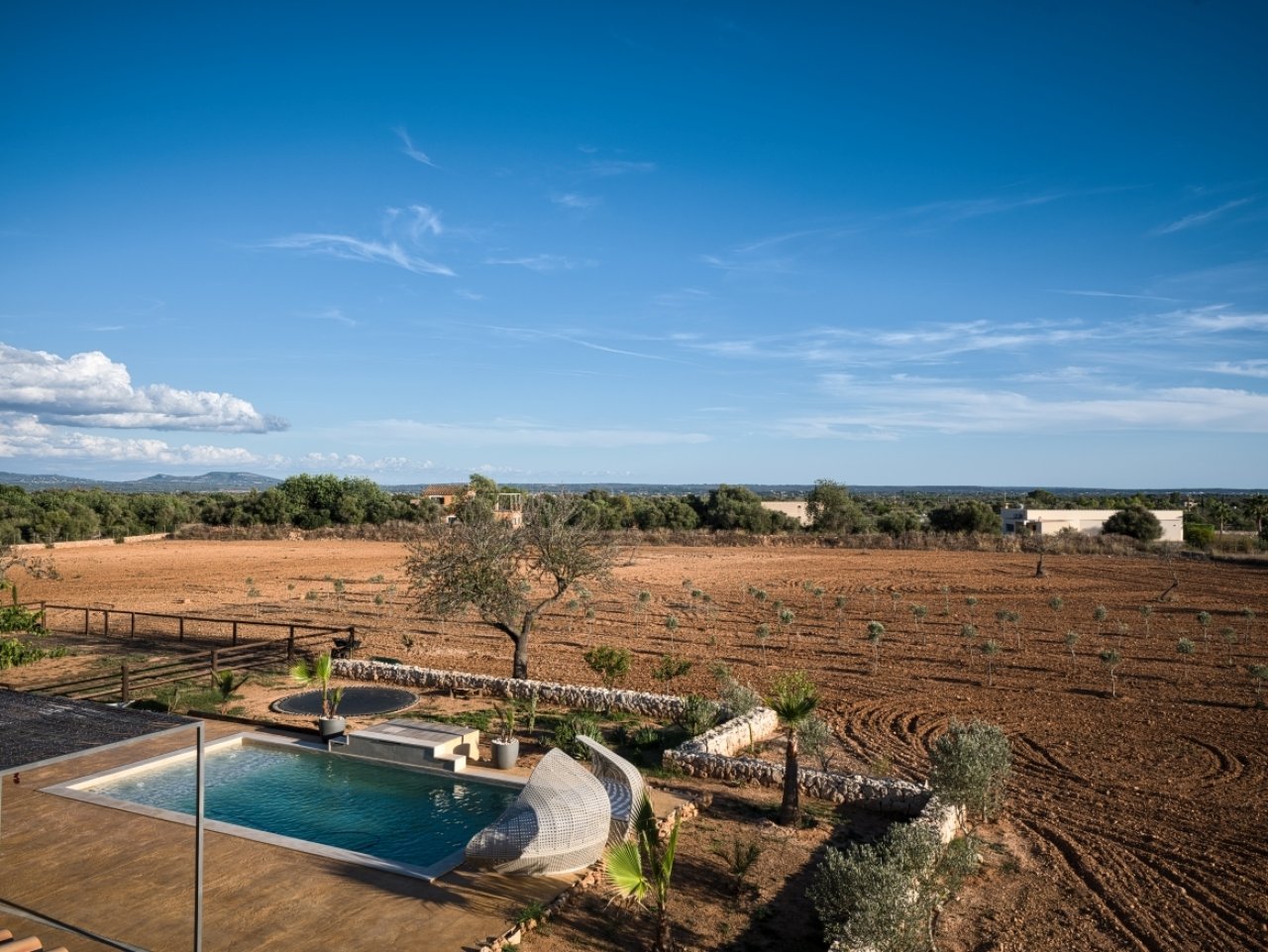 Poolbereich mit integrierter Beschattung und unverbaubarem Blick auf die Landwirtschaftsflächen