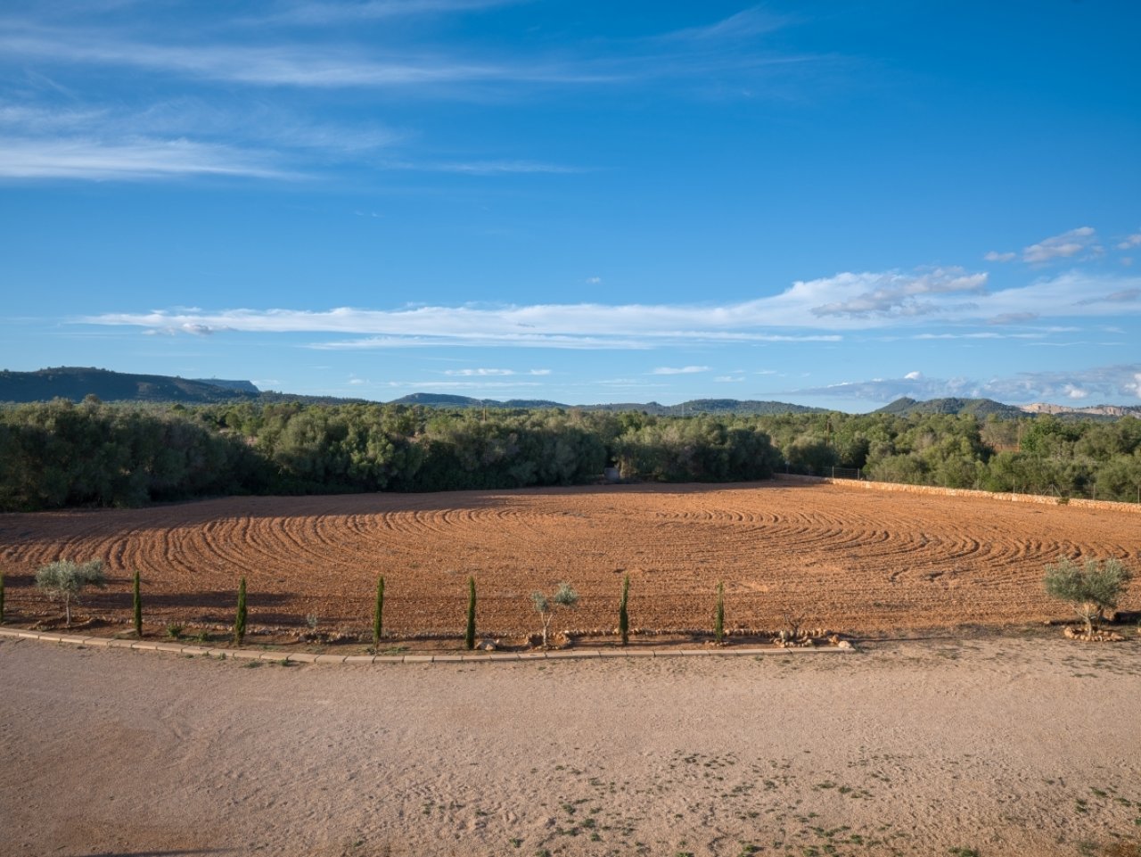 Unverbaute Landwirtschaftsflächen mit fruchtbarem Boden und malerischer Naturkulisse
