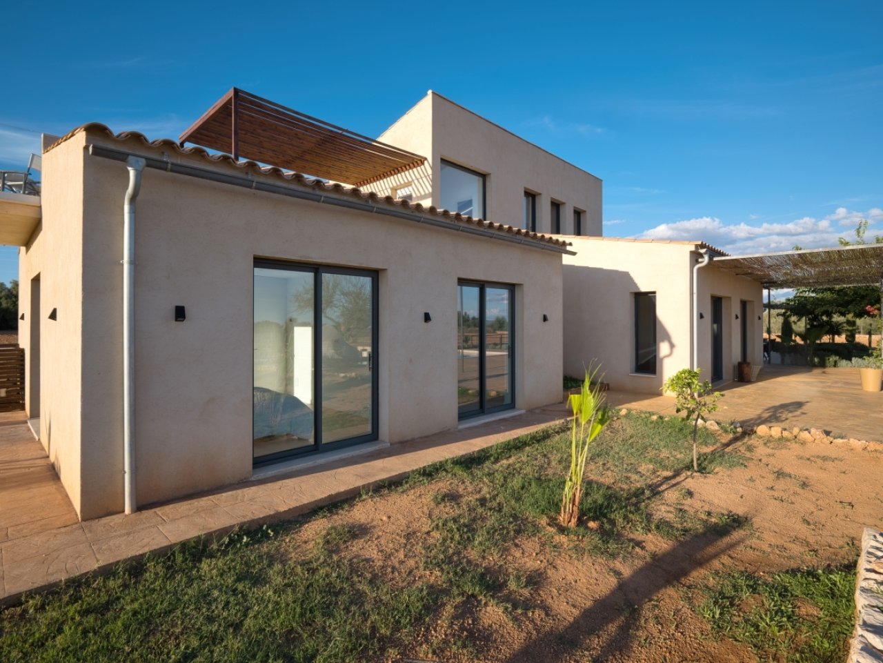 Moderne Architektur mit eleganten Schiebetüren und fließendem Übergang zum Außenbereich