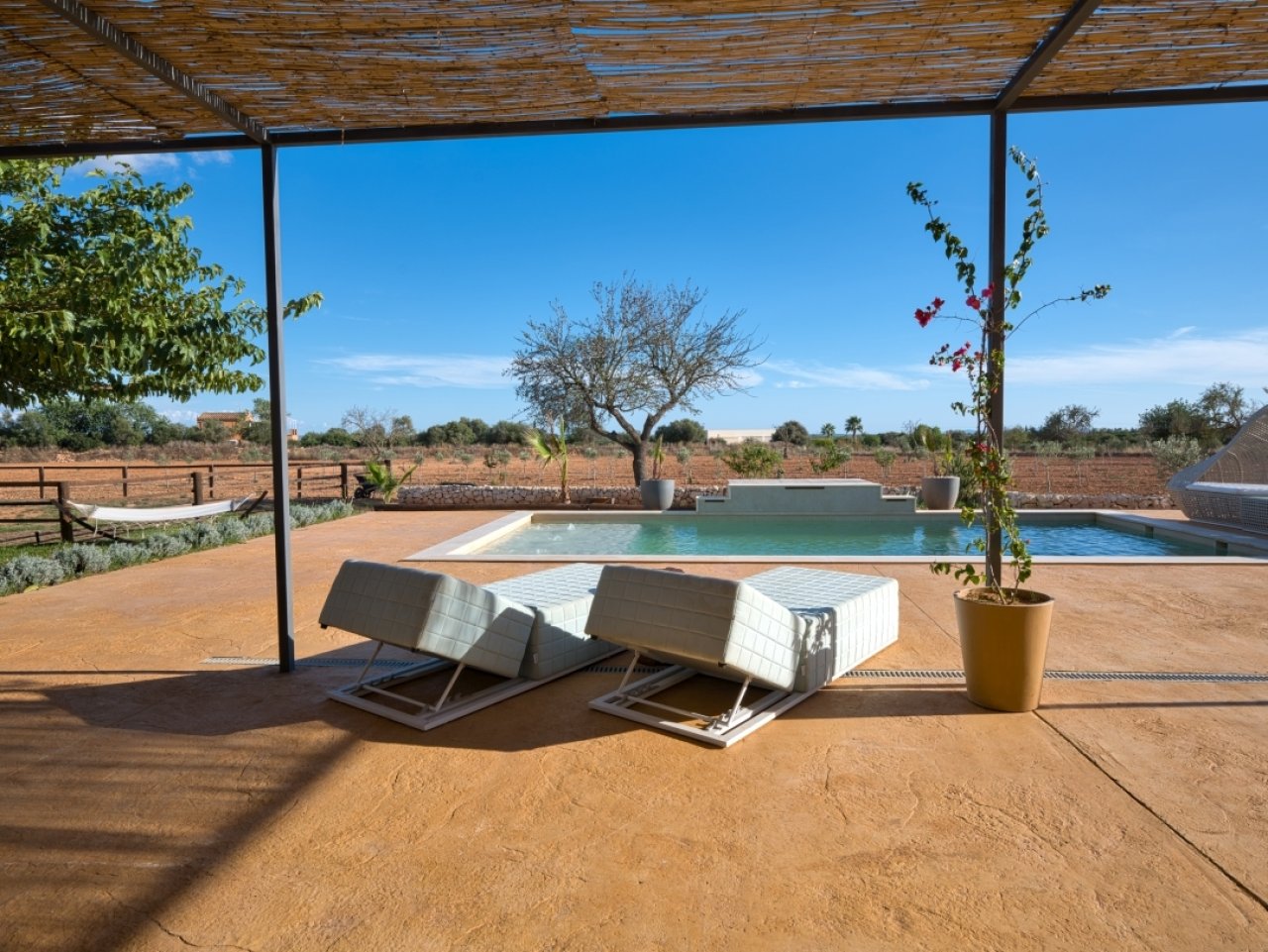 Überdachte Lounge-Terrasse mit integriertem Poolbereich und Schattenspiel-Pergola
