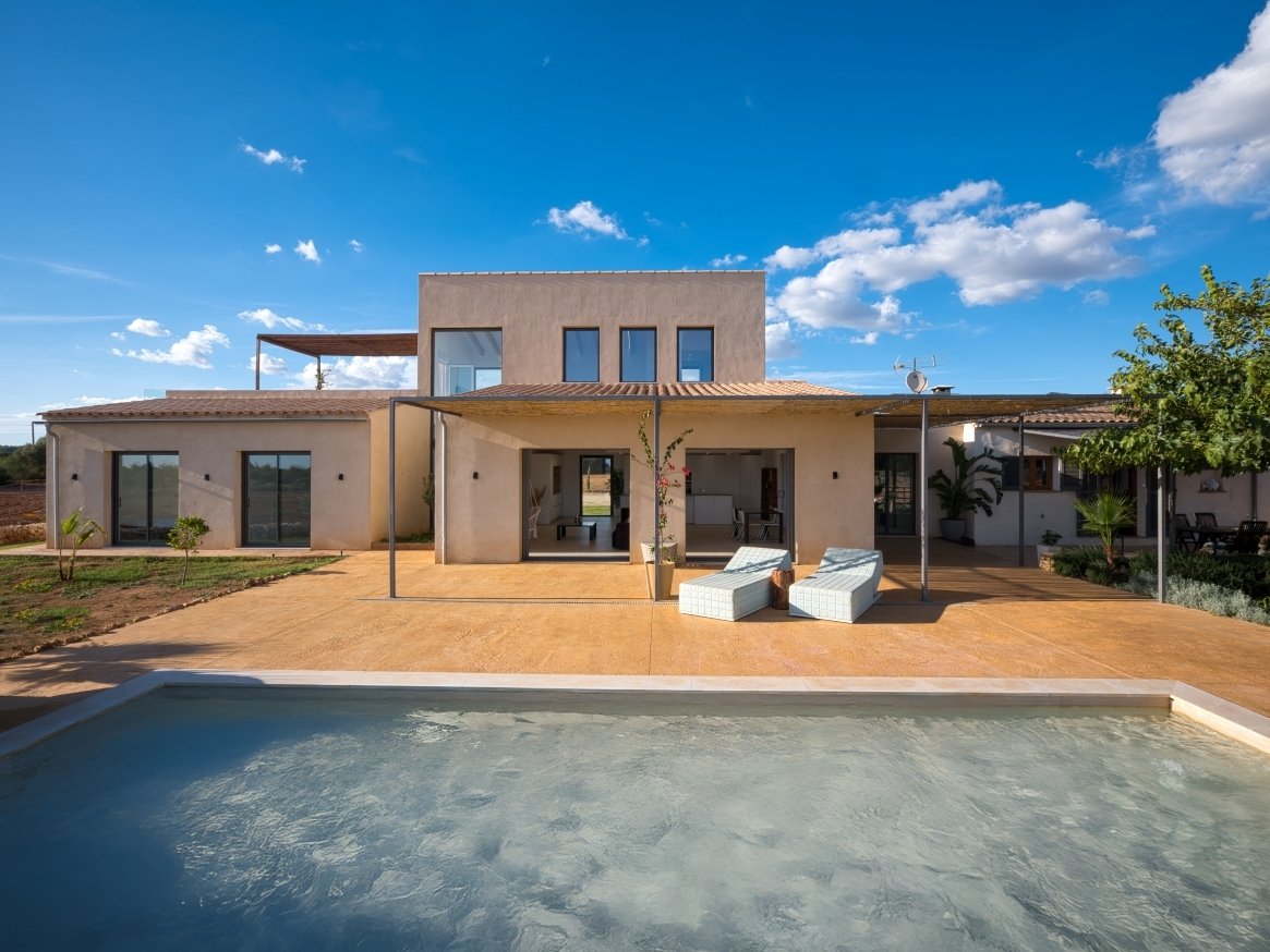 Modernes Architektur-Highlight mit Pool und ausgedehnter Terrasse