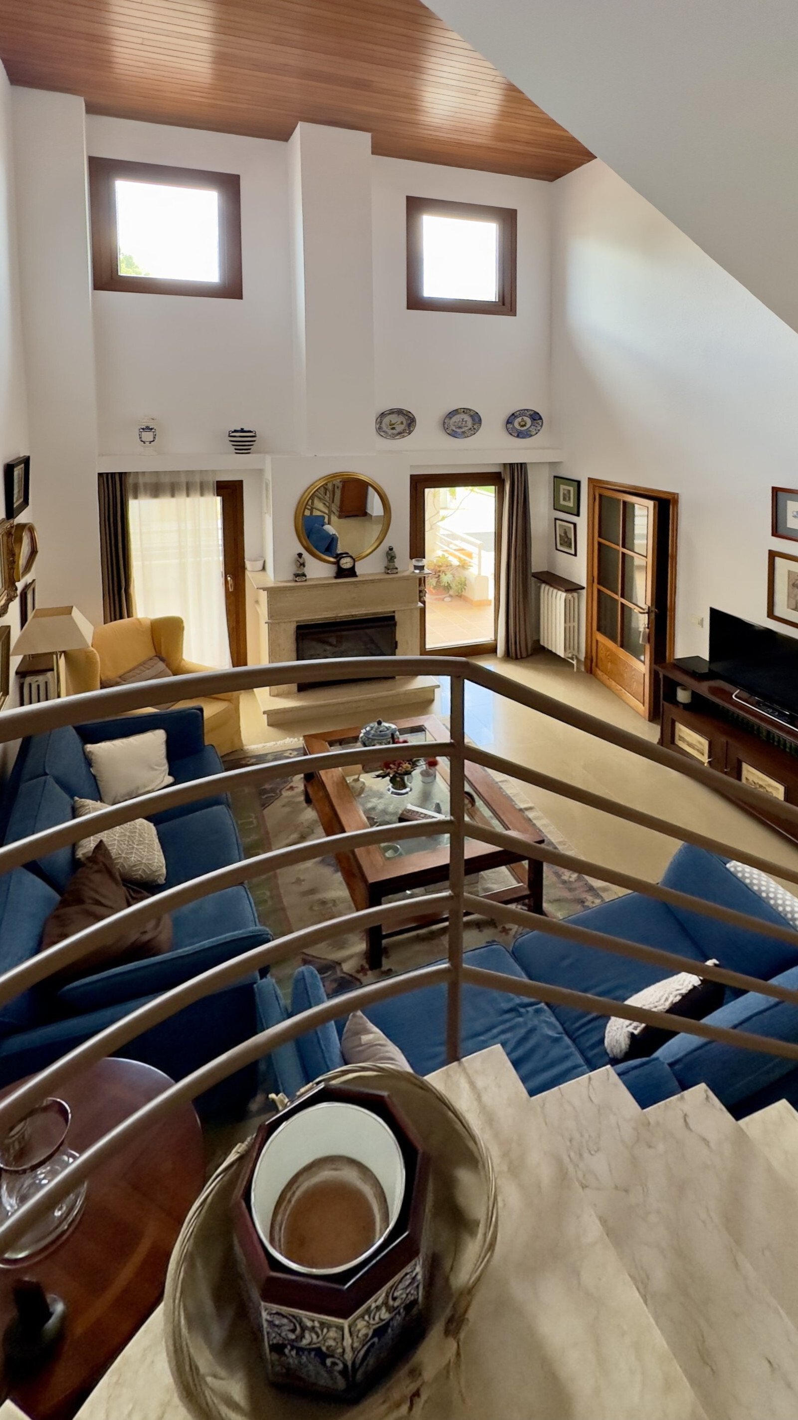 Loftartiges Wohnzimmer mit Galerie – Offene Raumstruktur und beeindruckende Deckenhöhen
