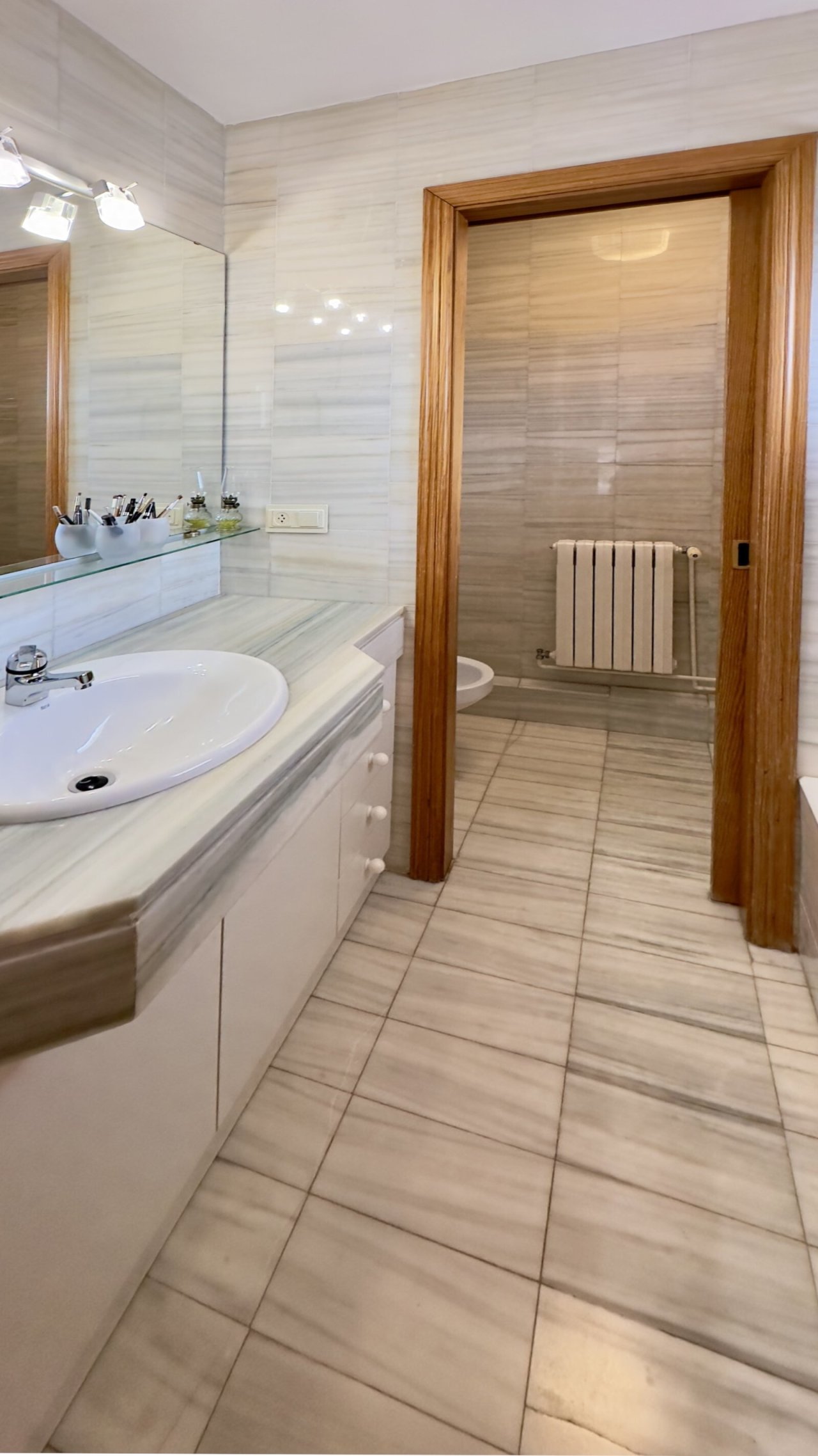 Modernes Badezimmer mit separatem WC-Bereich – Funktionale Raumaufteilung und hochwertige Sanitärausstattung