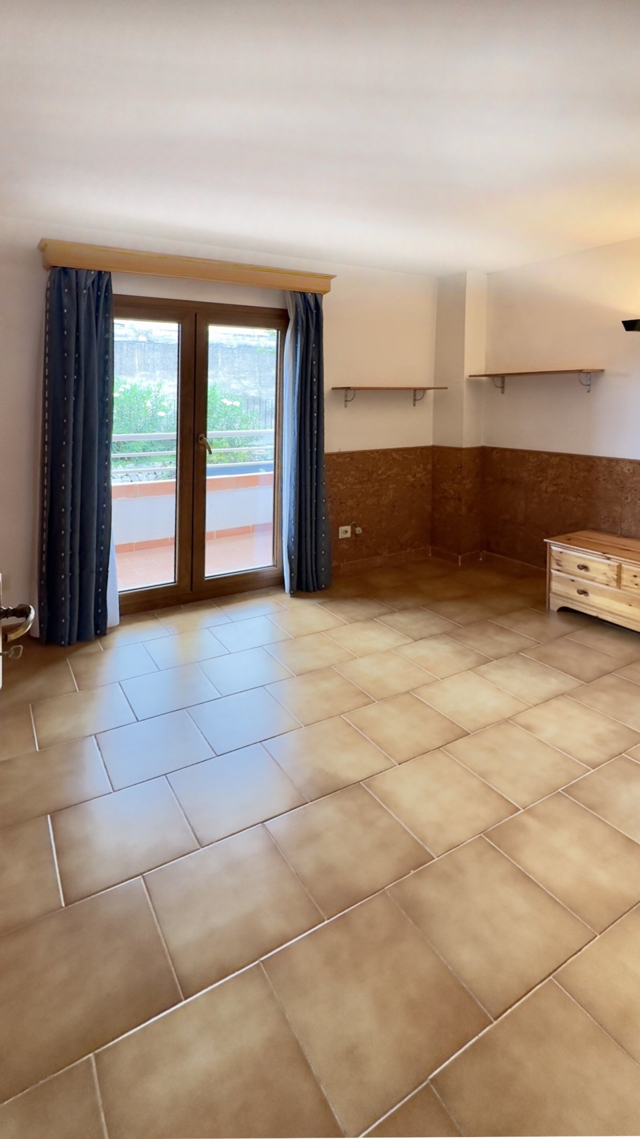 Helles Wohnzimmer mit Terrassenzugang – Raumhohe Fenster und offene Balkonverbindung