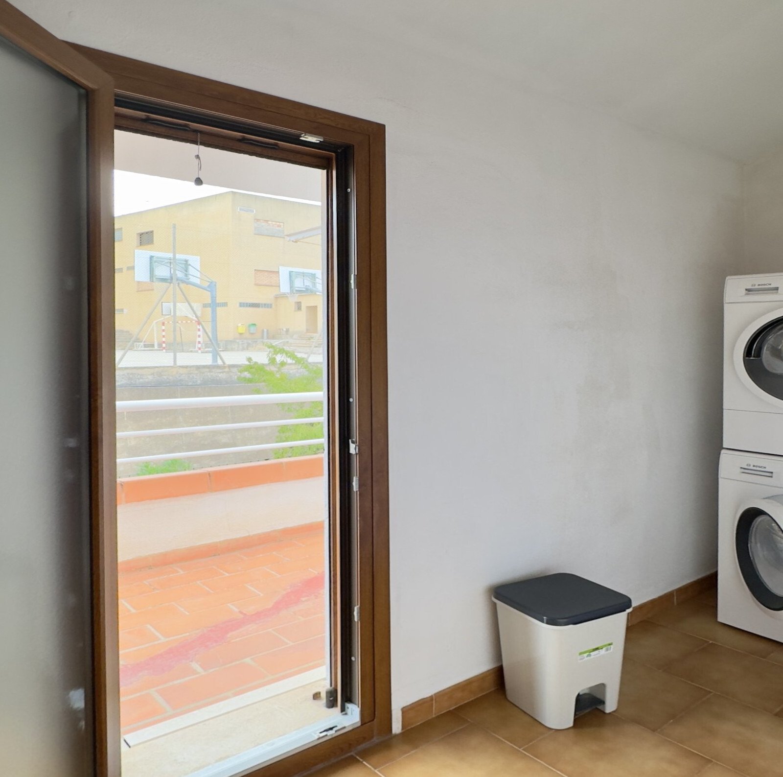 Praktische Waschküche mit direktem Terrassenzugang – Funktionale Raumnutzung und moderne Ausstattung
