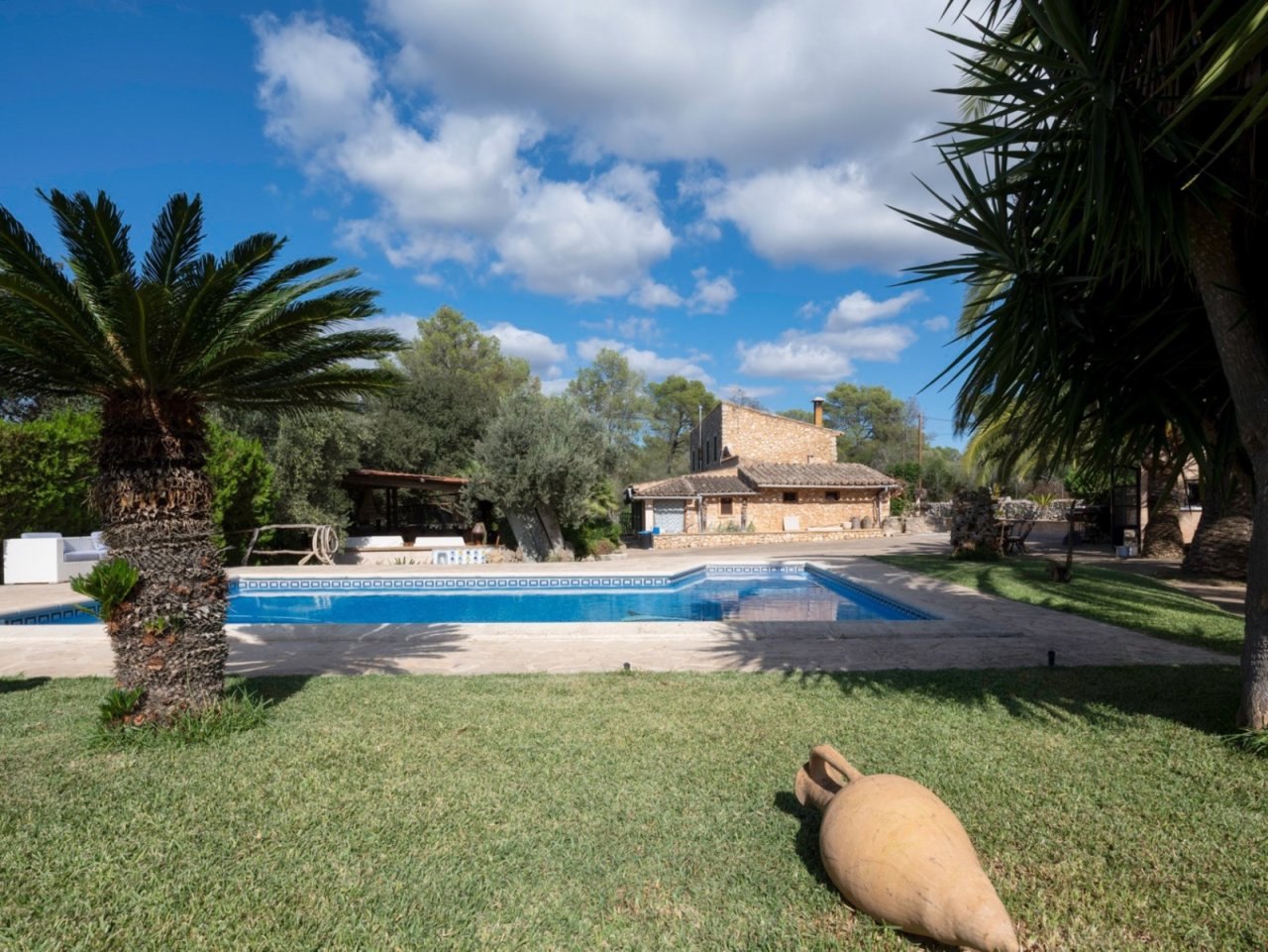 Weitläufige Gartenanlage mit beheiztem Pool, sonniger Liegefläche und mediterraner Bepflanzung Weitläufige Gartenanlage mit beheiztem Pool, sonniger Liegefläche und mediterraner Bepflanzung