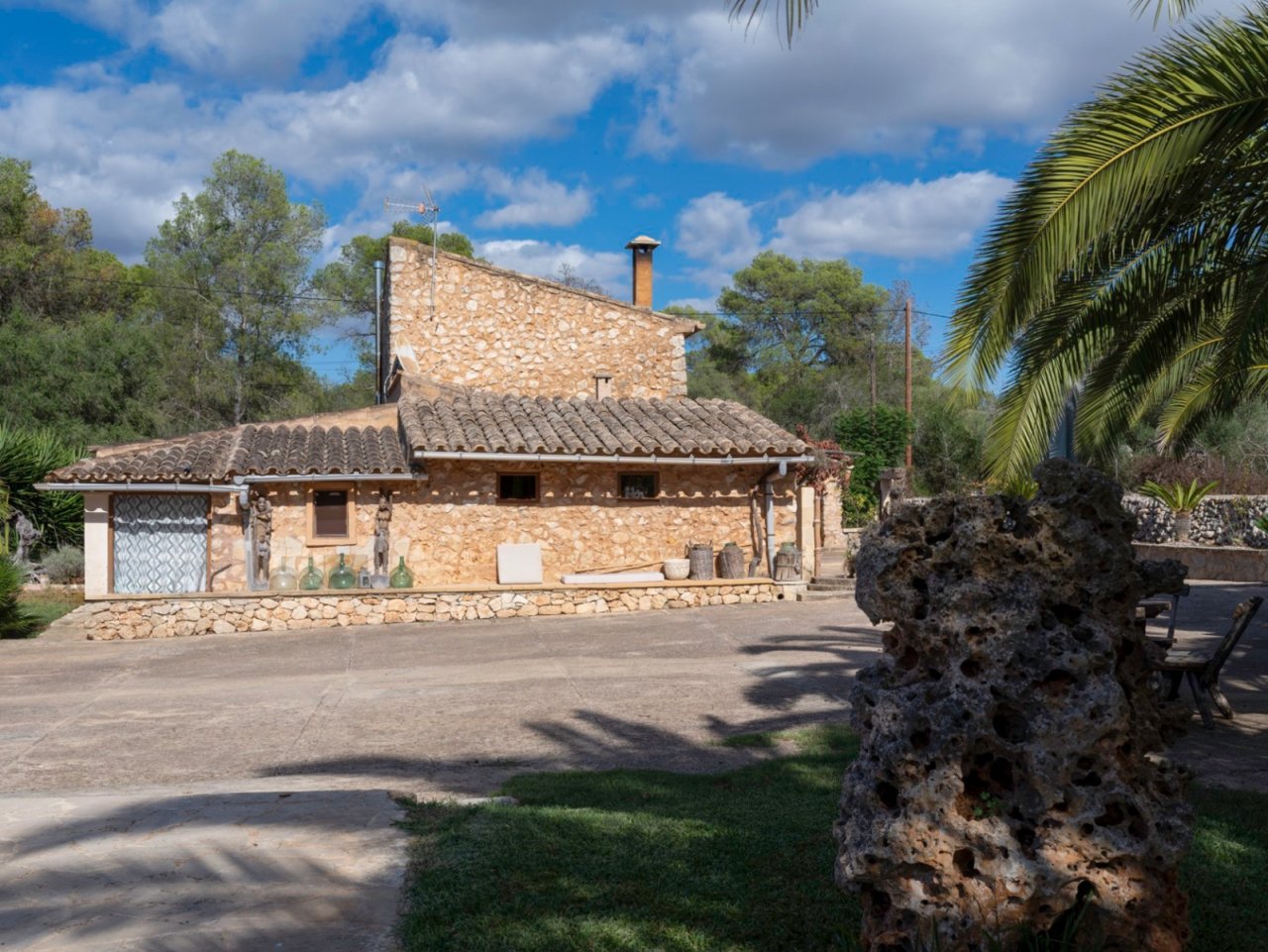 Authentisches Landhaus mit charaktervoller Natursteinfassade und funktionalen Außenbereichen Authentisches Landhaus mit charaktervoller Natursteinfassade und funktionalen Außenbereichen