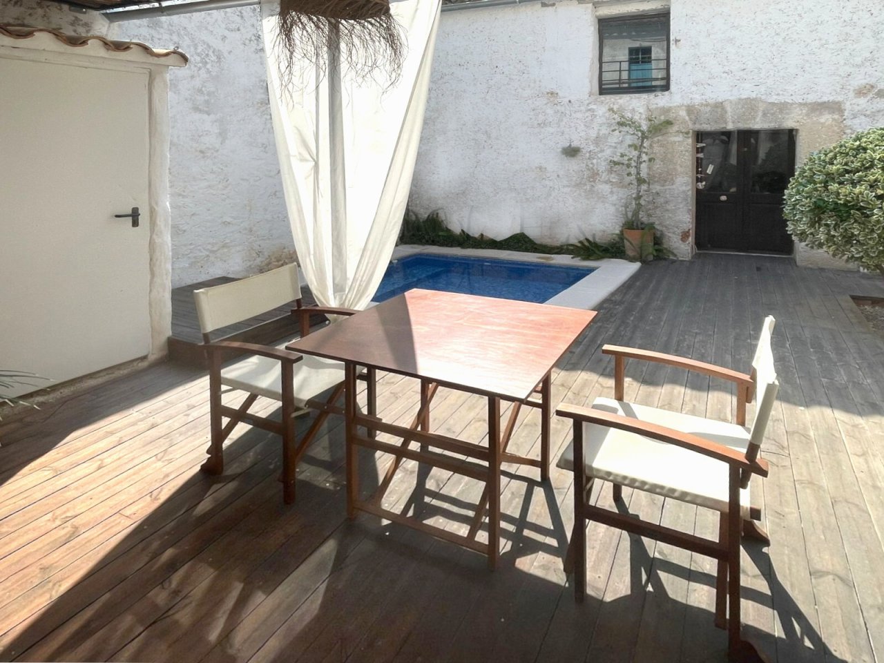Poolbereich mit hochwertiger Holzterrasse und integrierter Pergola – Perfekt für entspannte Sommertage Poolbereich mit hochwertiger Holzterrasse und integrierter Pergola – Perfekt für entspannte Sommertage