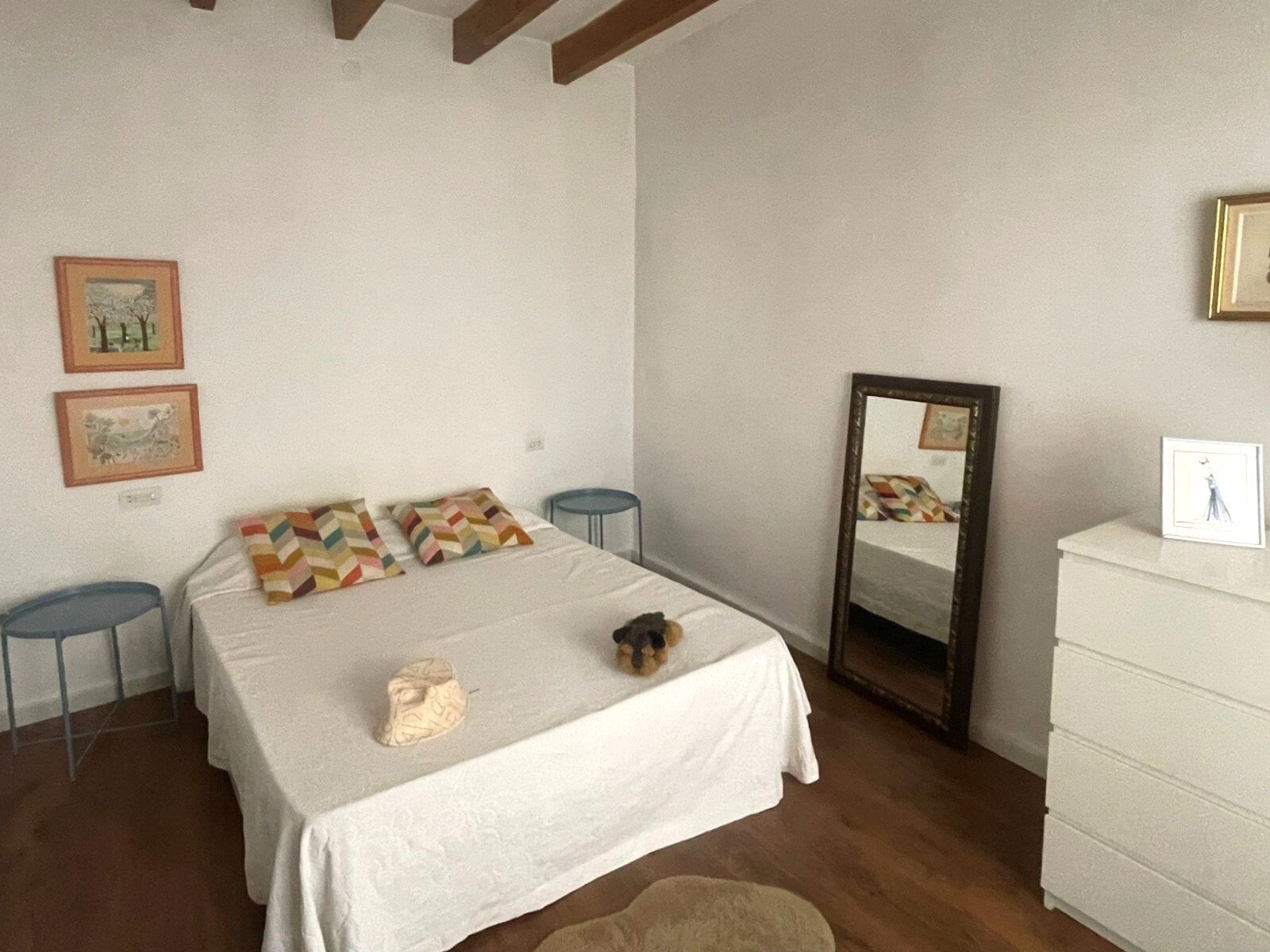 Helles Schlafzimmer mit Balkendecke und Parkettboden – Authentische Raumstruktur mit hohem Wohnkomfort Helles Schlafzimmer mit Balkendecke und Parkettboden – Authentische Raumstruktur mit hohem Wohnkomfort
