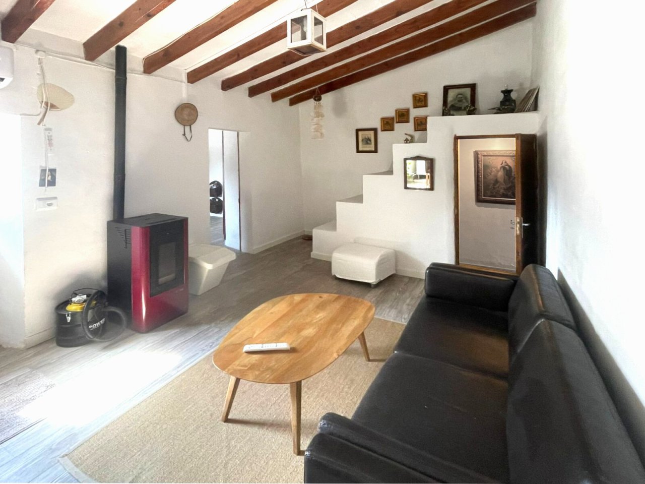 Charaktervolles Wohnzimmer mit Balkendecke und integrierter Treppenlösung – Rustikaler Charme trifft moderne Raumeffizienz Charaktervolles Wohnzimmer mit Balkendecke und integrierter Treppenlösung – Rustikaler Charme trifft moderne Raumeffizienz