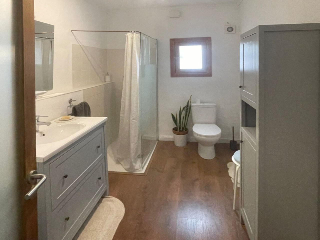 Modernes Badezimmer mit separater Duschkabine und Fensterbelichtung – Funktionale Nasszelle mit optimaler Raumaufteilung Modernes Badezimmer mit separater Duschkabine und Fensterbelichtung – Funktionale Nasszelle mit optimaler Raumaufteilung