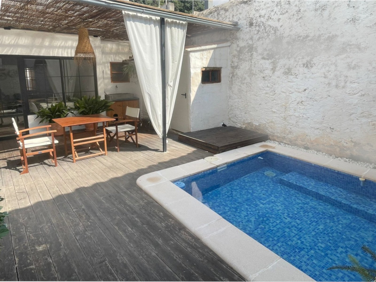 Privater Pool und großzügige Terrasse mit Pergola – Ihr persönliches Wellness-Refugium Privater Pool und großzügige Terrasse mit Pergola – Ihr persönliches Wellness-Refugium