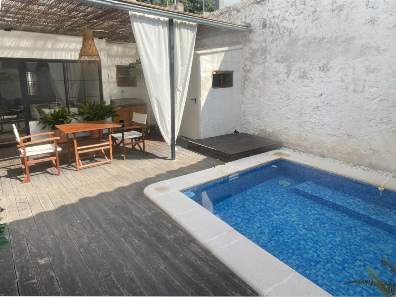Privater Pool und großzügige Terrasse mit Pergola – Ihr persönliches Wellness-Refugium Privater Pool und großzügige Terrasse mit Pergola – Ihr persönliches Wellness-Refugium