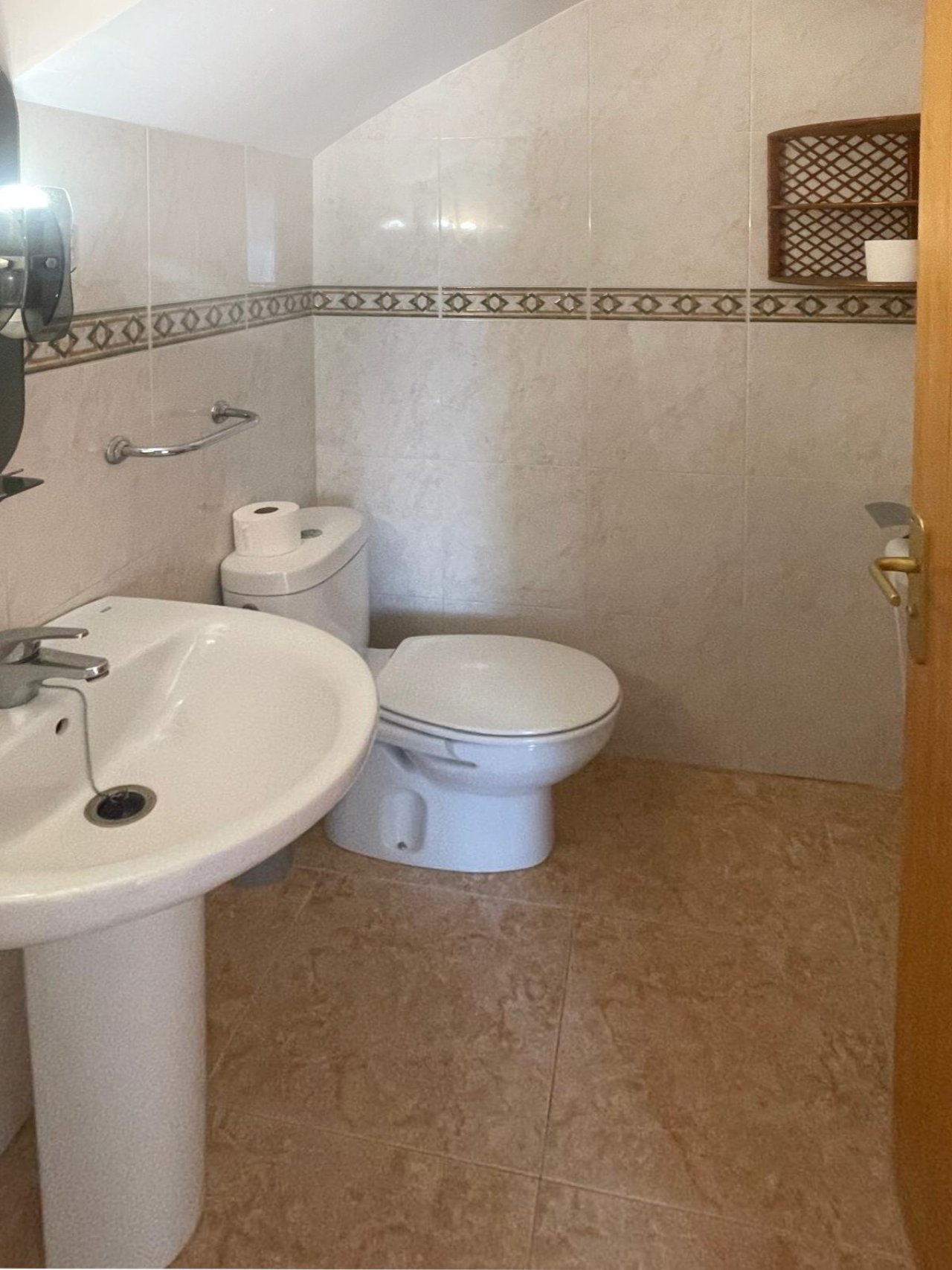 Praktisches Gäste-WC mit hochwertiger Keramik und dekorativer Bordüre