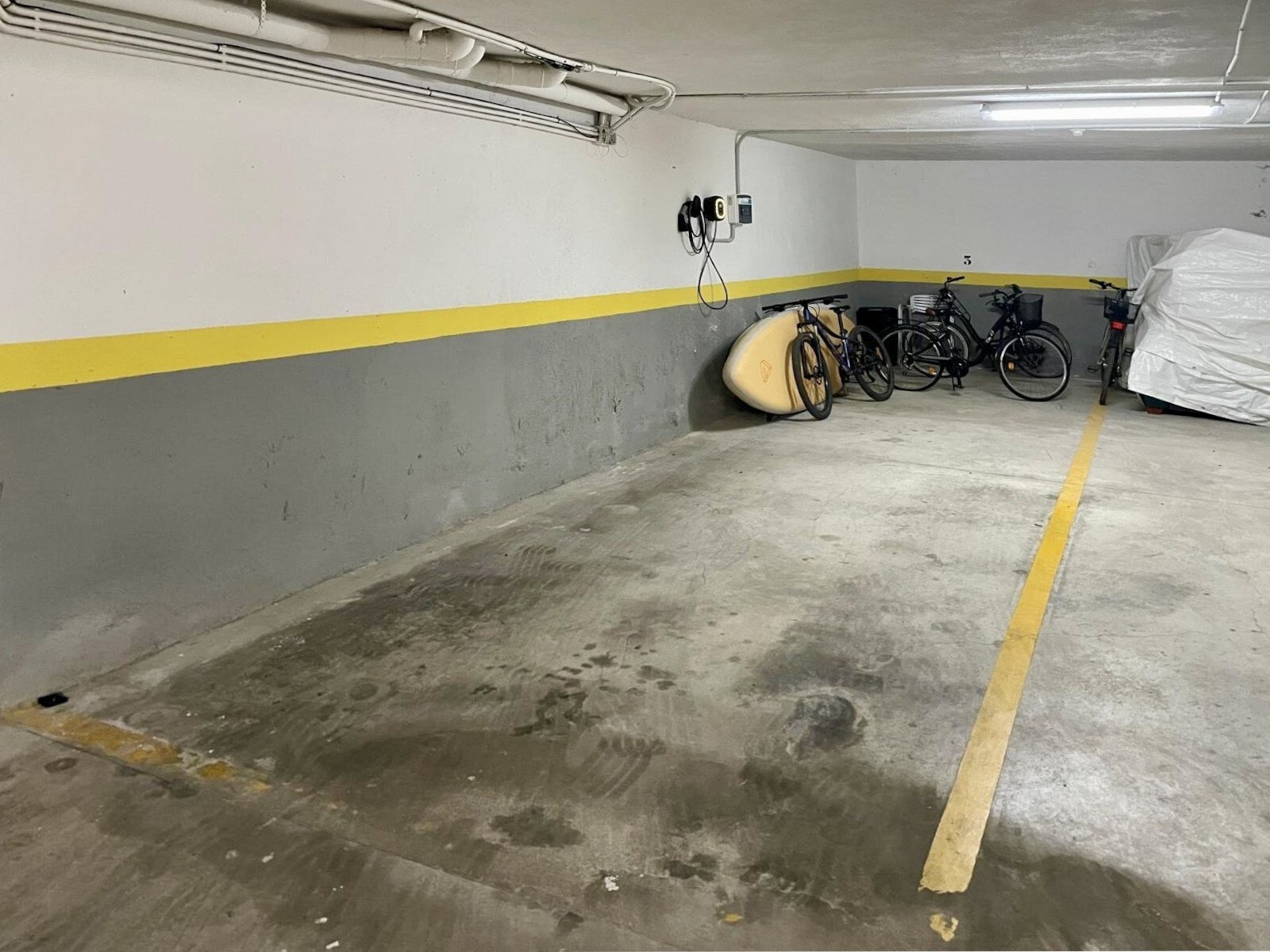 Sicherer Stellplatz mit praktischer Fahrradgarage und Stromanschluss