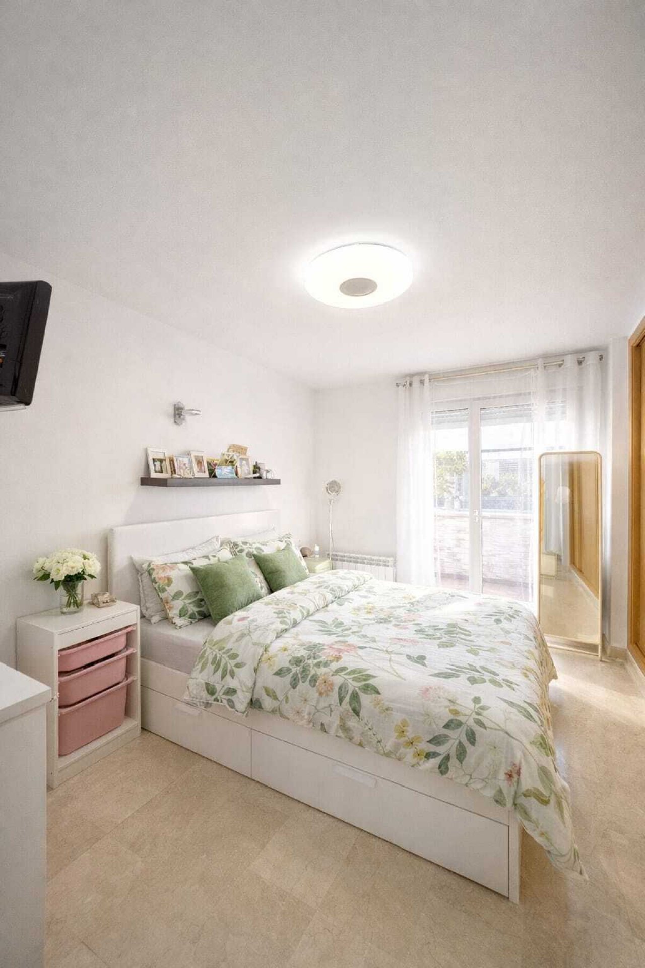 Helles Schlafzimmer mit Terrassenzugang und moderner LED-Deckenbeleuchtung