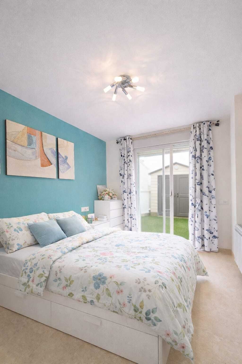 Helles Schlafzimmer mit direktem Zugang zur Terrasse und moderner LED-Deckenbeleuchtung