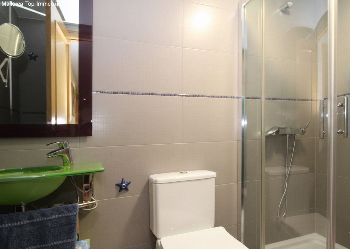 Modernes Badezimmer mit ebenerdiger Dusche und hochwertigem Fliesenbelag