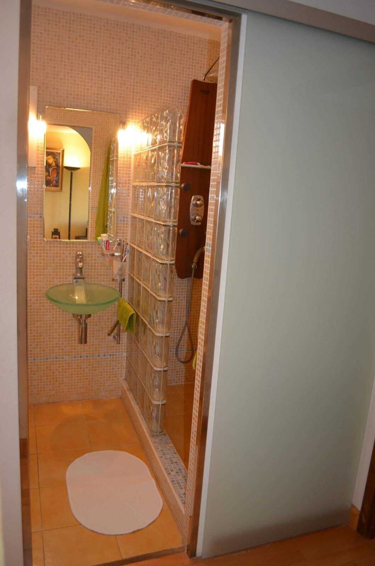Modernes Badezimmer mit separater Duschzone und praktischem Waschtischbereich