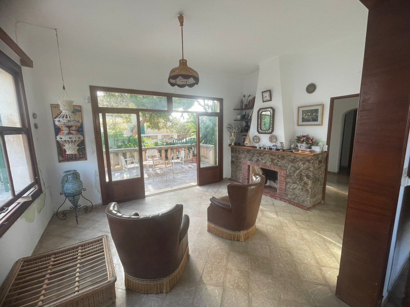 Wohnzimmer mit Kamin und direktem Zugang zur Terrasse Wohnzimmer mit Kamin und direktem Zugang zur Terrasse