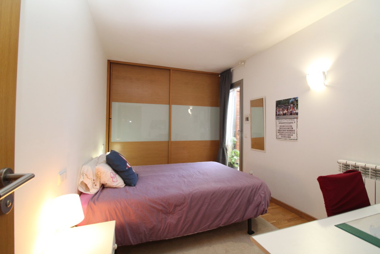 Helles Schlafzimmer mit maßgefertigtem Schiebewardrobe und optimaler Raumaufteilung