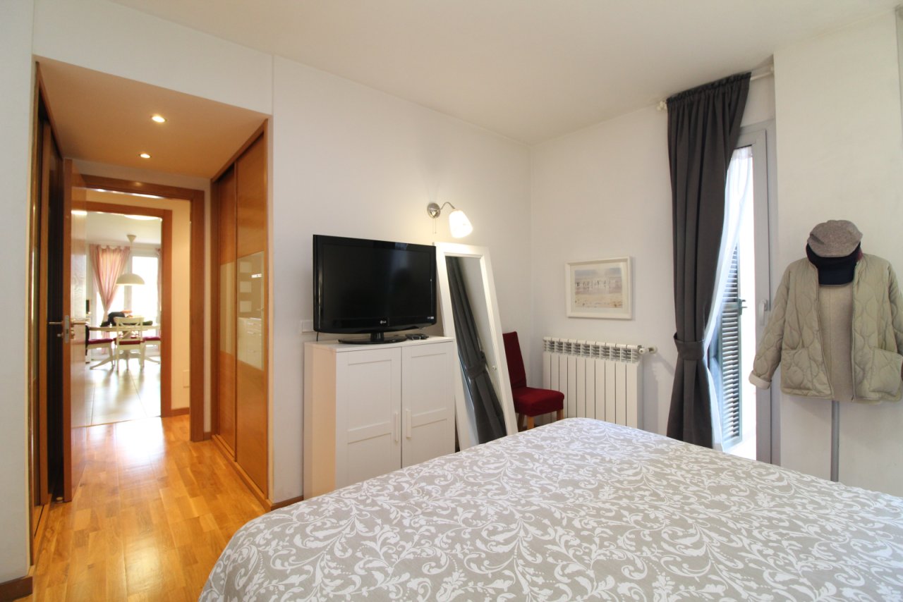 Geräumiges Schlafzimmer mit direktem Balkonzugang und praktischer Ankleidegarderobe