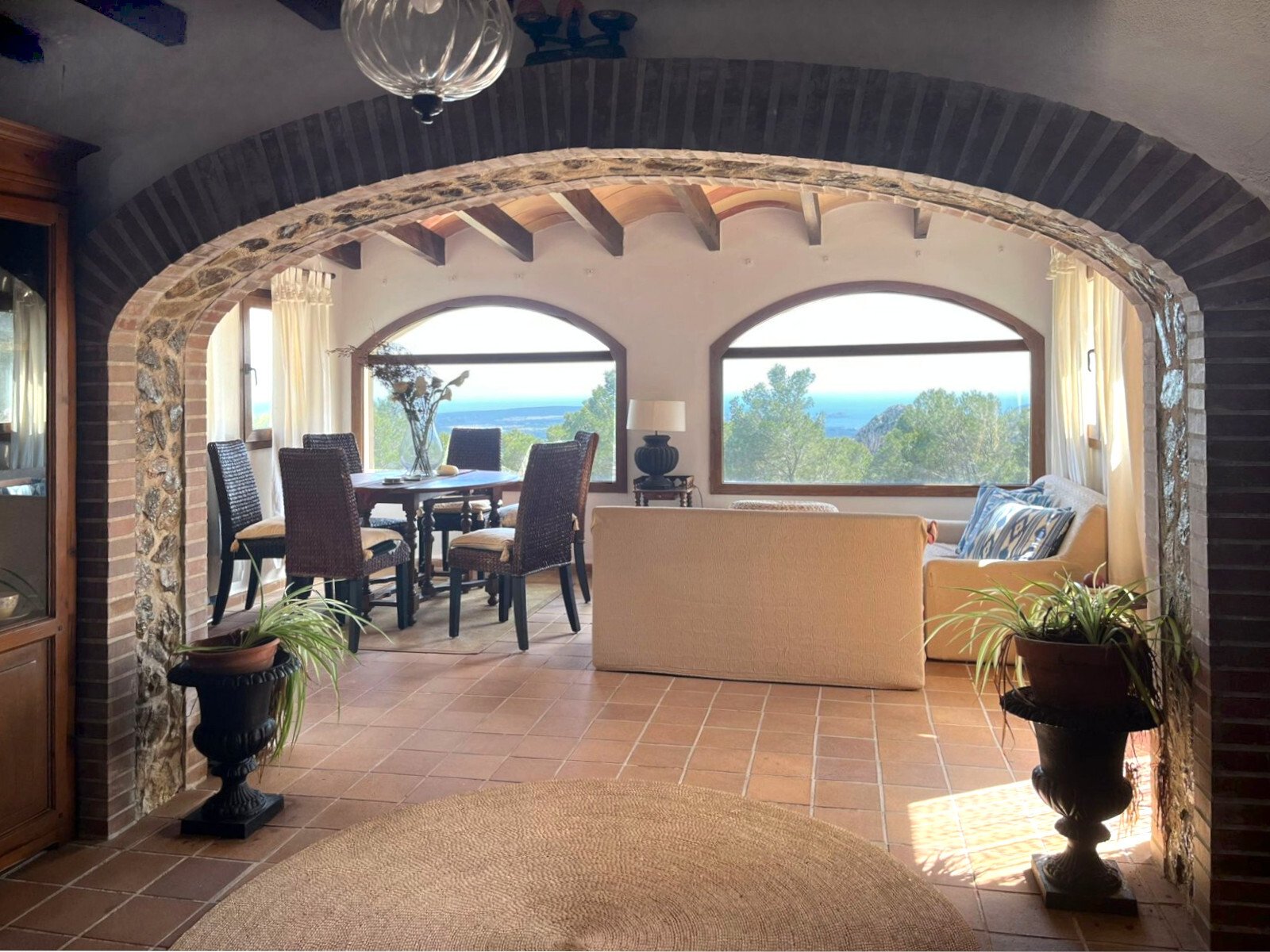 Elegante Wohnlandschaft mit charaktervoller Natursteinarchitektur und Panoramafenstern zum Meerblick Elegante Wohnlandschaft mit charaktervoller Natursteinarchitektur und Panoramafenstern zum Meerblick
