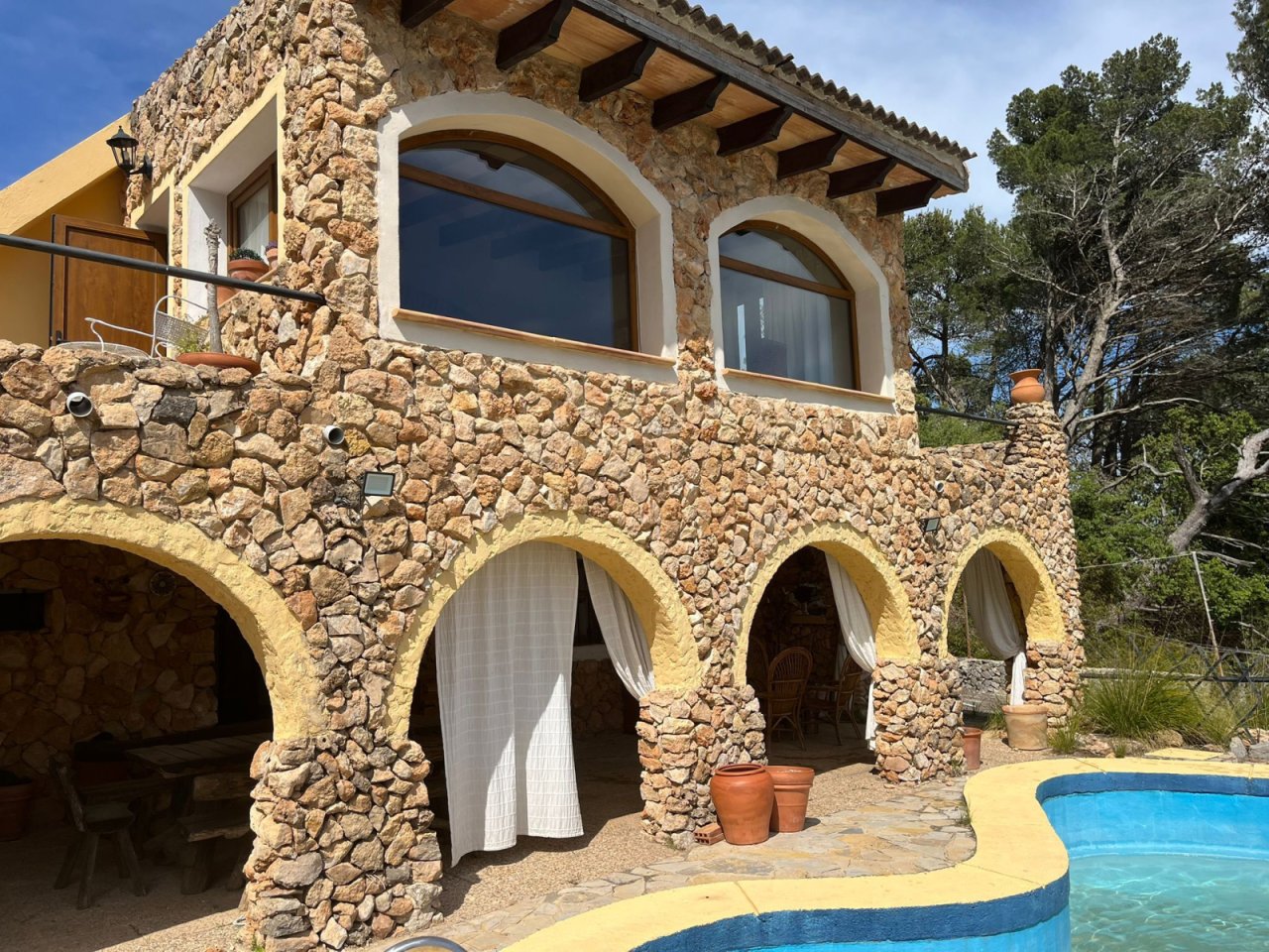 Rustikale Natursteinarkaden mit eleganten Rundbogenöffnungen – Poolterrasse mit authentischem Mittelmeer-Flair Rustikale Natursteinarkaden mit eleganten Rundbogenöffnungen – Poolterrasse mit authentischem Mittelmeer-Flair