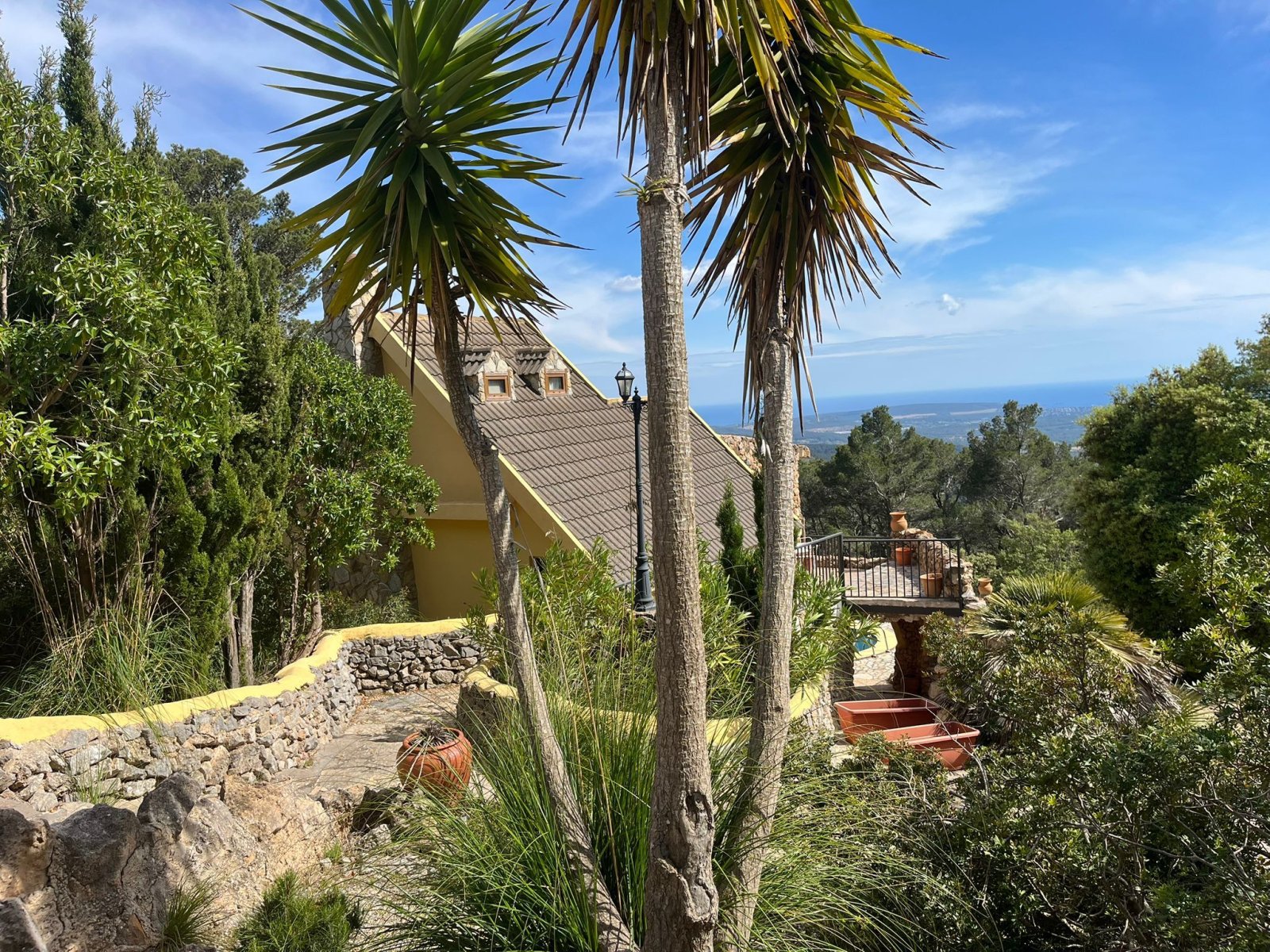Malerische Zufahrt mit mediterraner Bepflanzung – Imposante Natursteinmauern und charaktervolle Architektur mit Panoramablick Malerische Zufahrt mit mediterraner Bepflanzung – Imposante Natursteinmauern und charaktervolle Architektur mit Panoramablick