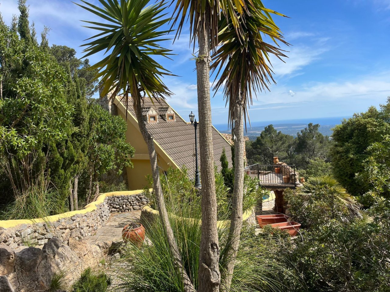 Malerische Zufahrt mit mediterraner Bepflanzung – Imposante Natursteinmauern und charaktervolle Architektur mit Panoramablick Malerische Zufahrt mit mediterraner Bepflanzung – Imposante Natursteinmauern und charaktervolle Architektur mit Panoramablick