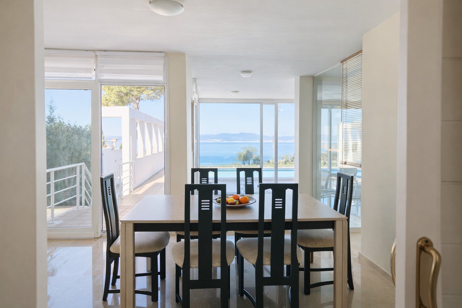 Esszimmer mit direktem Zugang zur Meerblick-Terrasse und durchgehender Glasfront Esszimmer mit direktem Zugang zur Meerblick-Terrasse und durchgehender Glasfront