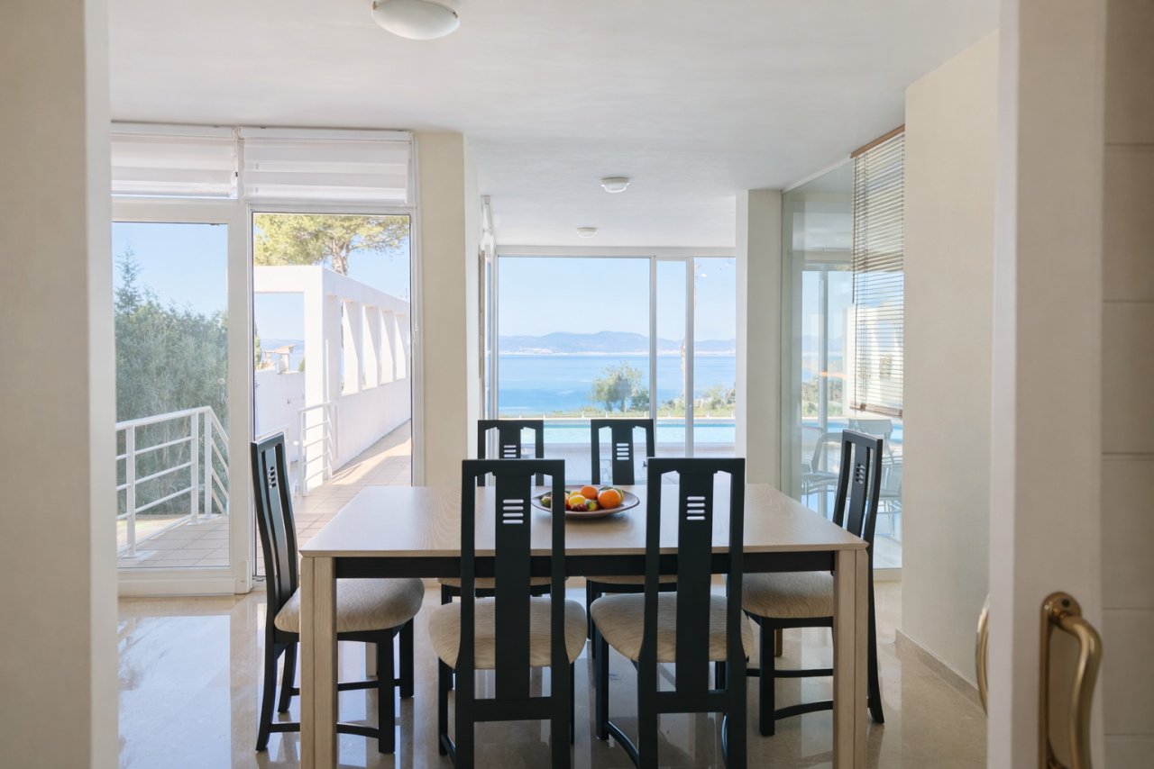 Esszimmer mit direktem Zugang zur Meerblick-Terrasse und durchgehender Glasfront Esszimmer mit direktem Zugang zur Meerblick-Terrasse und durchgehender Glasfront