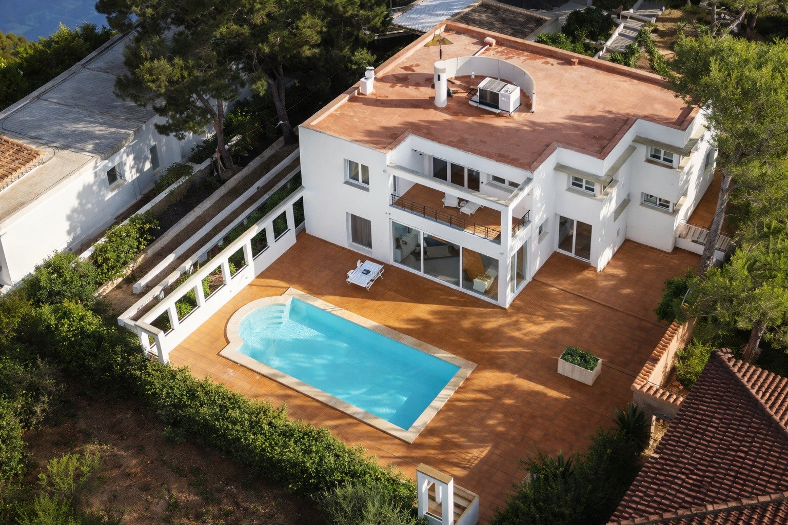 Luftaufnahme: Moderne Villa mit beheiztem Pool und mehrgeschossiger Architektur Luftaufnahme: Moderne Villa mit beheiztem Pool und mehrgeschossiger Architektur